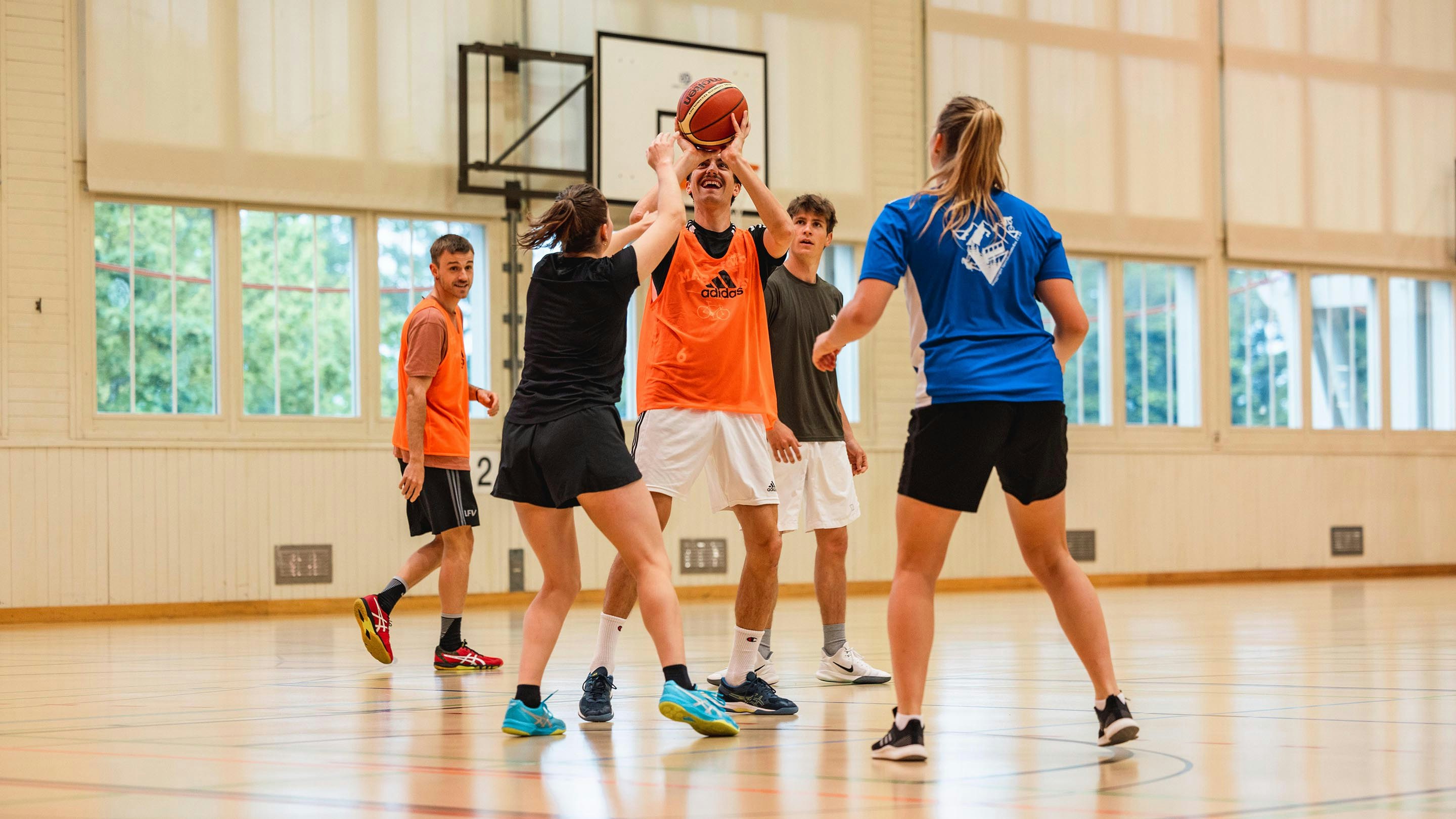 Studenten der EHSM während eines Basketballkurses. Foto: BASPO / Charlène Mamie
