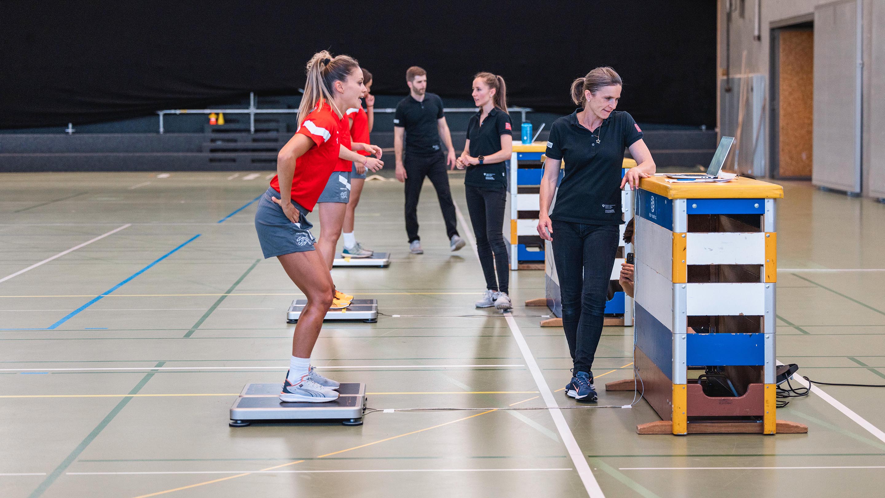 Schweizer Fussball-Nationalmannschaft der Frauen befindet sich in Magglingen im Trainingslager zur Vorbereitung auf die Weltmeisterschaft. Am Dienstagnachmittag, 13. Juni 2023, führt die EHSM ab 16 Uhr im End der Welt mit den Spielerinnen Leistungstests durch. Foto: BASPO / Charlène Mamie