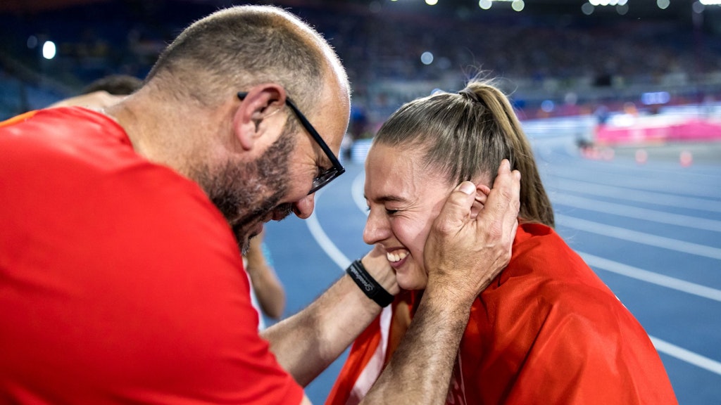 Coach Adrian Rothenbühler herzt Angelica MOSER (SUI) nach dem Gewinn der Goldmedaille im Stabhochsprung an den Europameisterschaften Leichtathletik am 10. Juni 2024 in Rom.