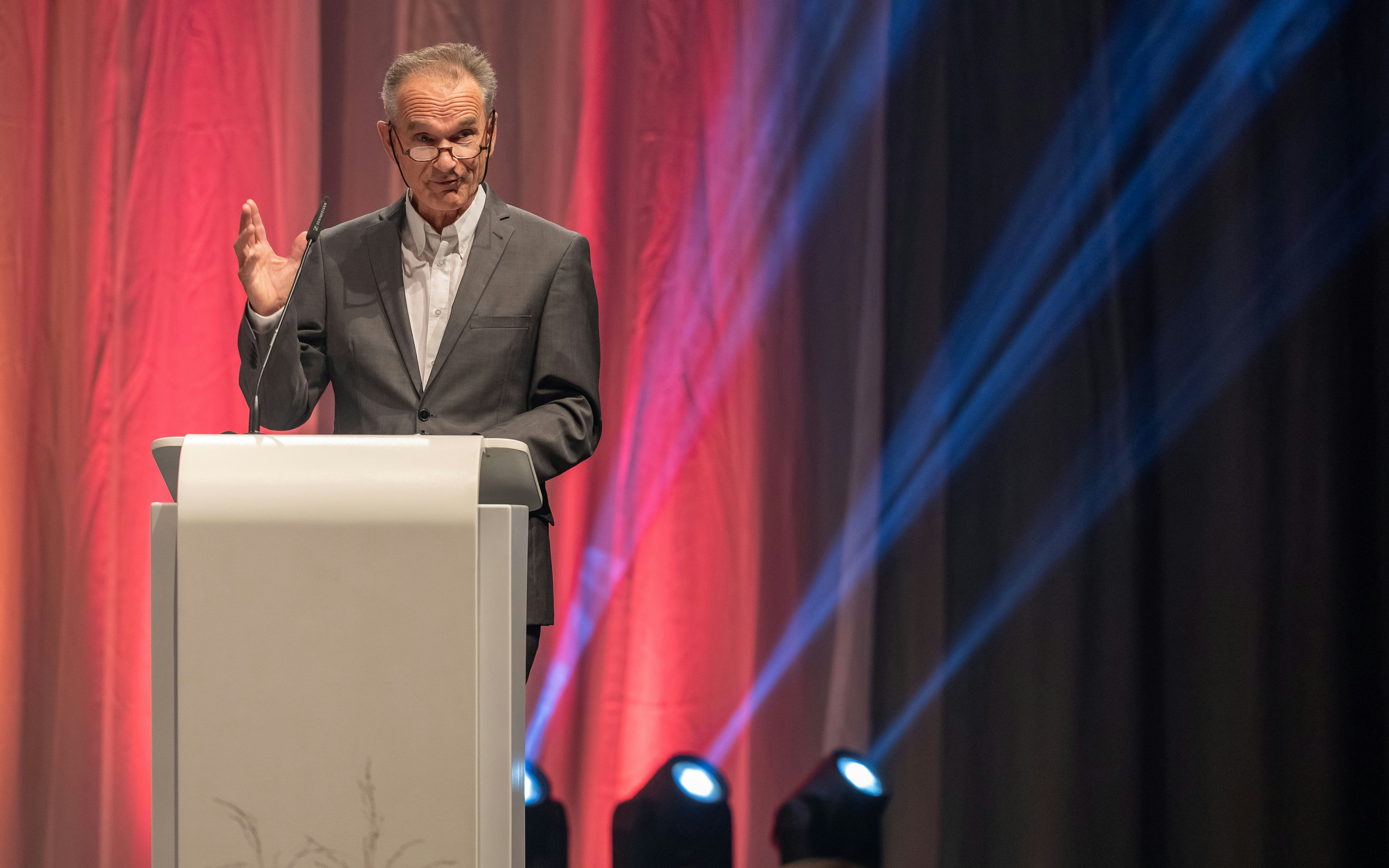 Prof. em. Dr. Bengt Kayser, u.a. Beirat der EHSM, hielt die Festrede der Diplomfeier und verwies dabei auf das Zusammenspiel von Singularität und Pluralität während des Studiums.
Foto: BASPO / Ueli Känzig
