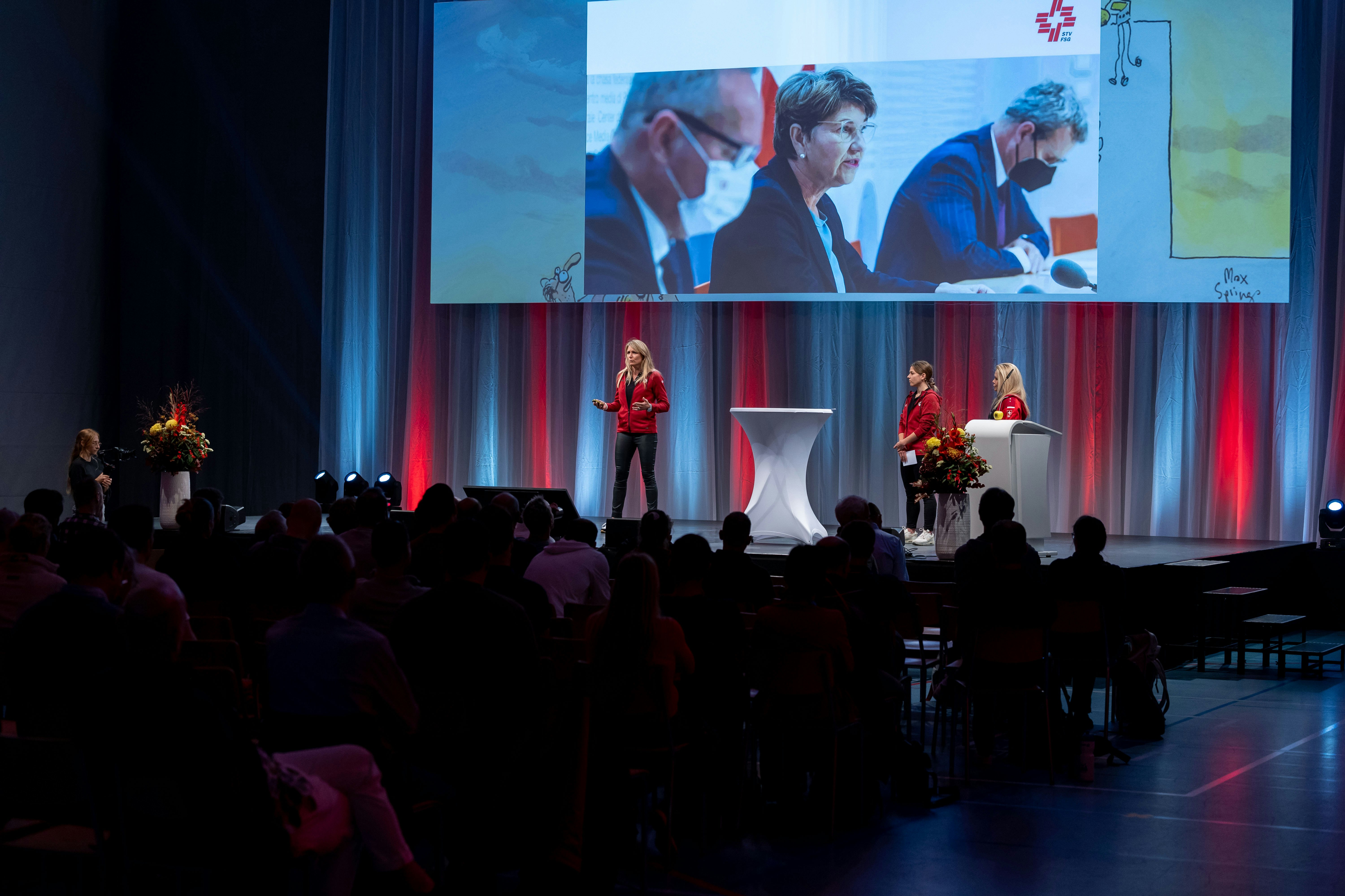Béatrice Wertli, Bettina Aeby und Wendy Bruce-Martin (von links) präsentieren die Massnahmen die der Schweizerische Turnverband STV nach den Magglinger-Protokollen eingeleitet hat, um die Turnerinnen und Turner in Zukunft besser zu schützen.
Foto: BASPO / Ueli Känzig