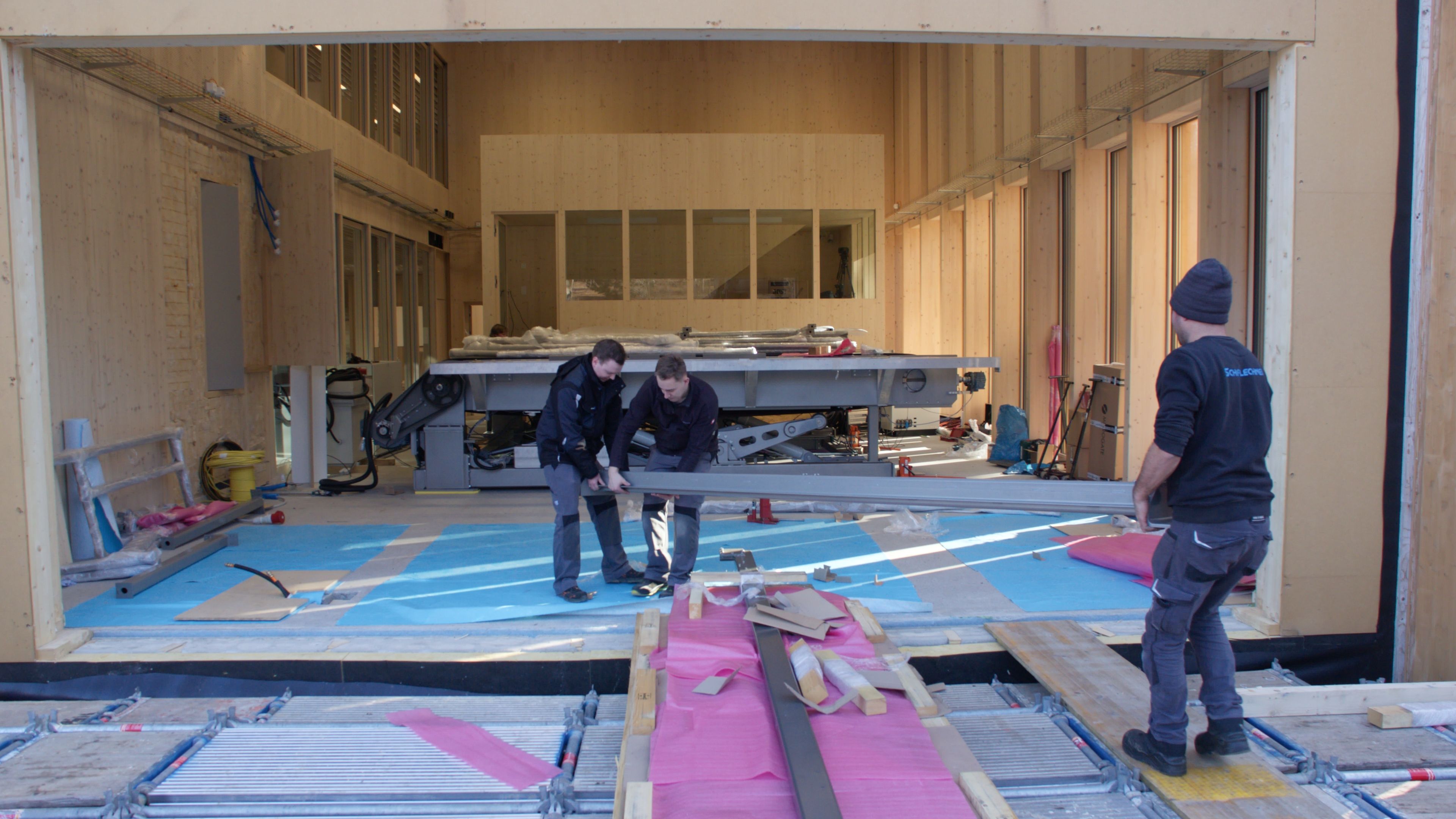 Die Lieferung des Laufbands The Beast für die Ausdauertests des EHSM-Bereichs "Leistungssport" benötigte schwere Maschinen. 