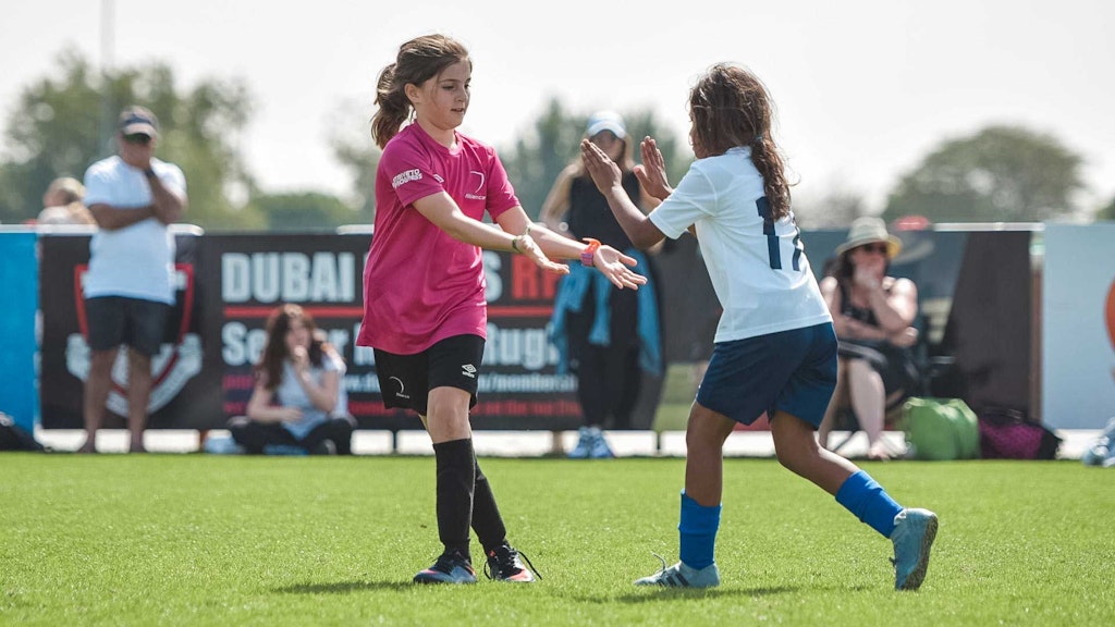 Ethik im Sport, Mädchen, Fussball, Kinder, Handschlag, Team, Werte, ethischer Sport, Fairplay