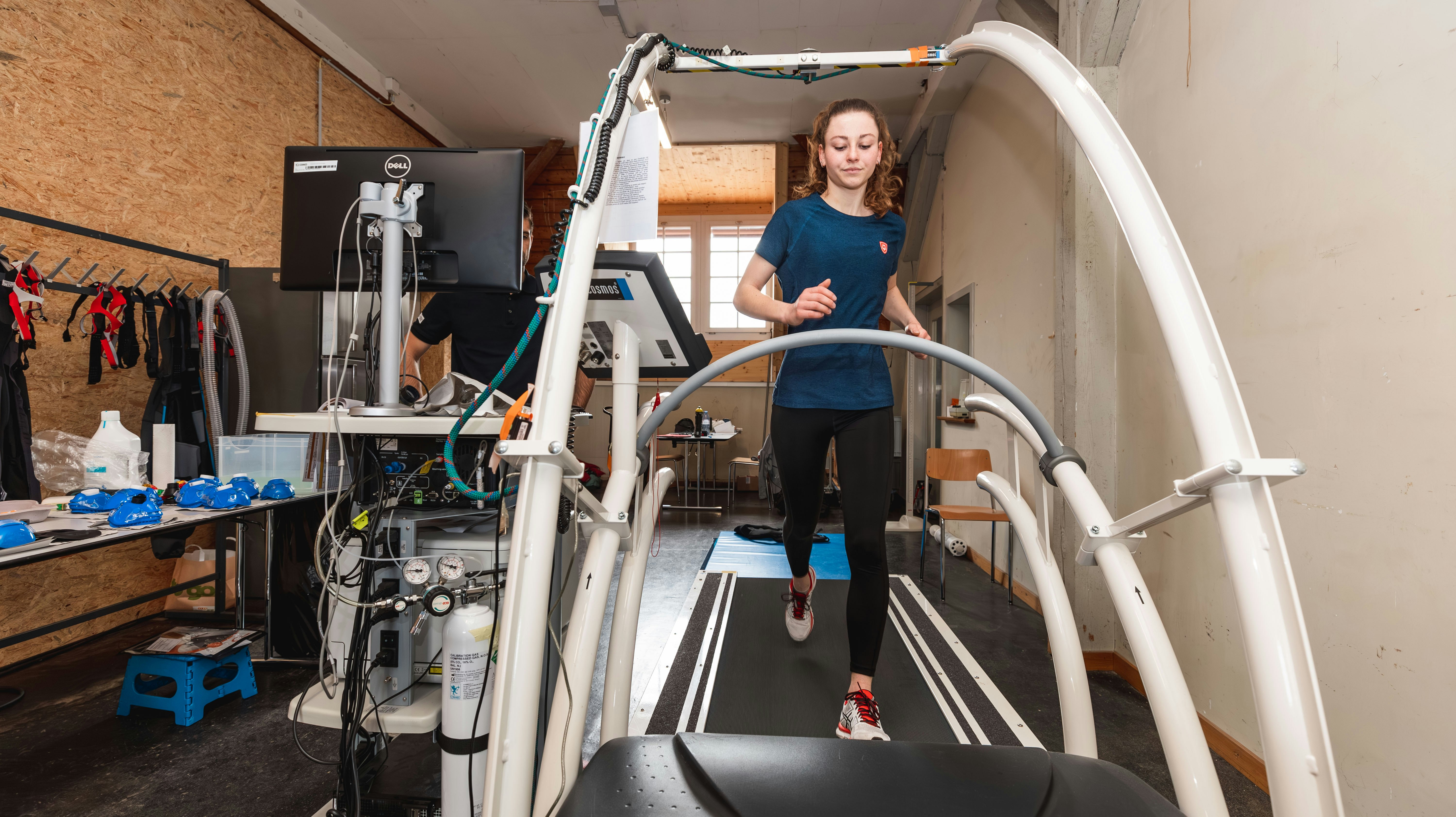 Baspo-Mitarbeiterin Lara Christen testet für eine BSc-Arbeit die Vo-Max-Angaben von zwei Fitness-Uhren. Dafür absolviert sie im alten Bieler Zeughaus einen Ausdauertest. Foto: BASPO / Ueli Känzig