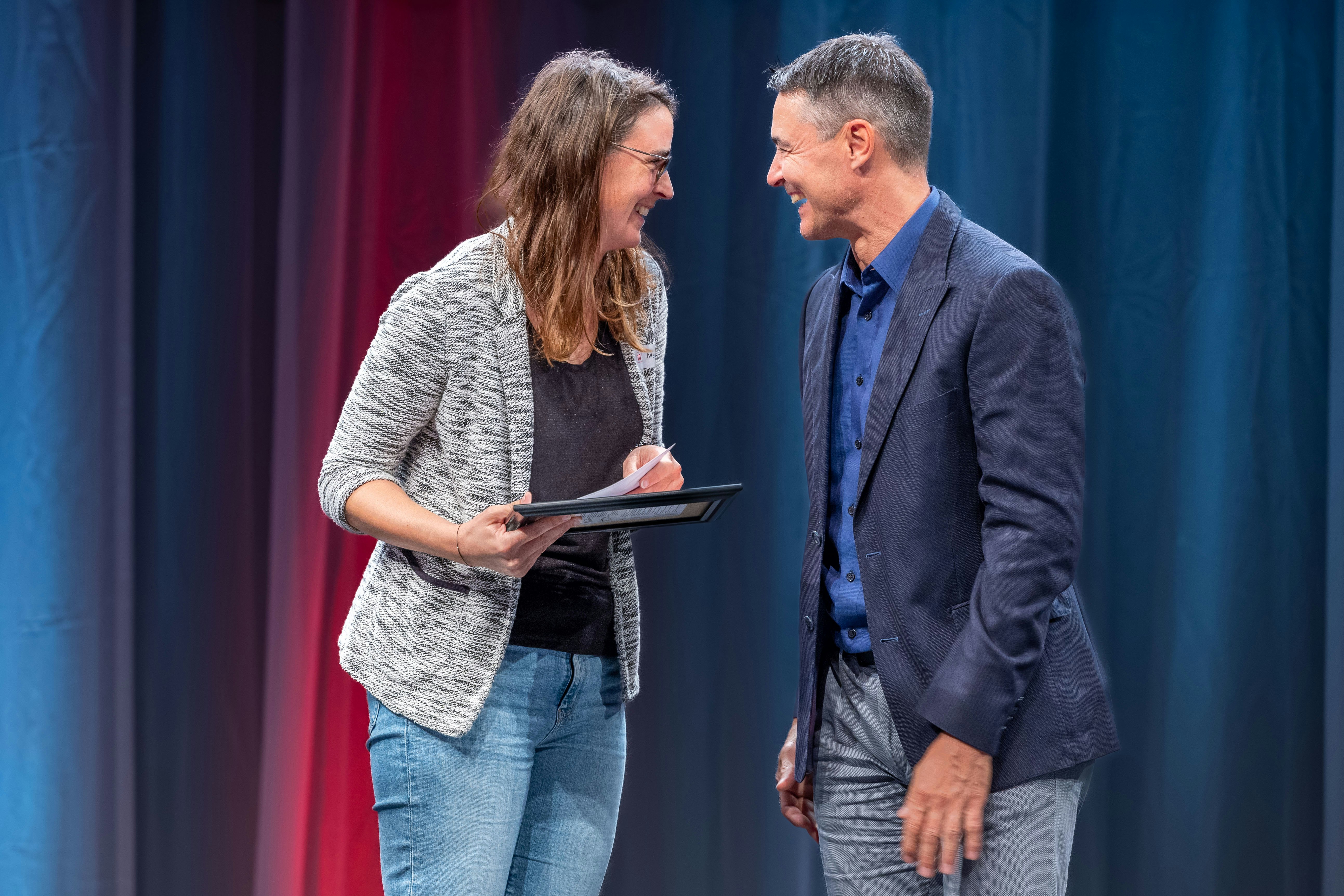 Marie Javet, wissenschaftliche Mitarbeiterin an der EHSM, erhält von Marc Wolf, Leiter Trainerbildung Schweiz, die Urkunde für den zweiten Platz.
Foto: BASPO / Ueli Känzig