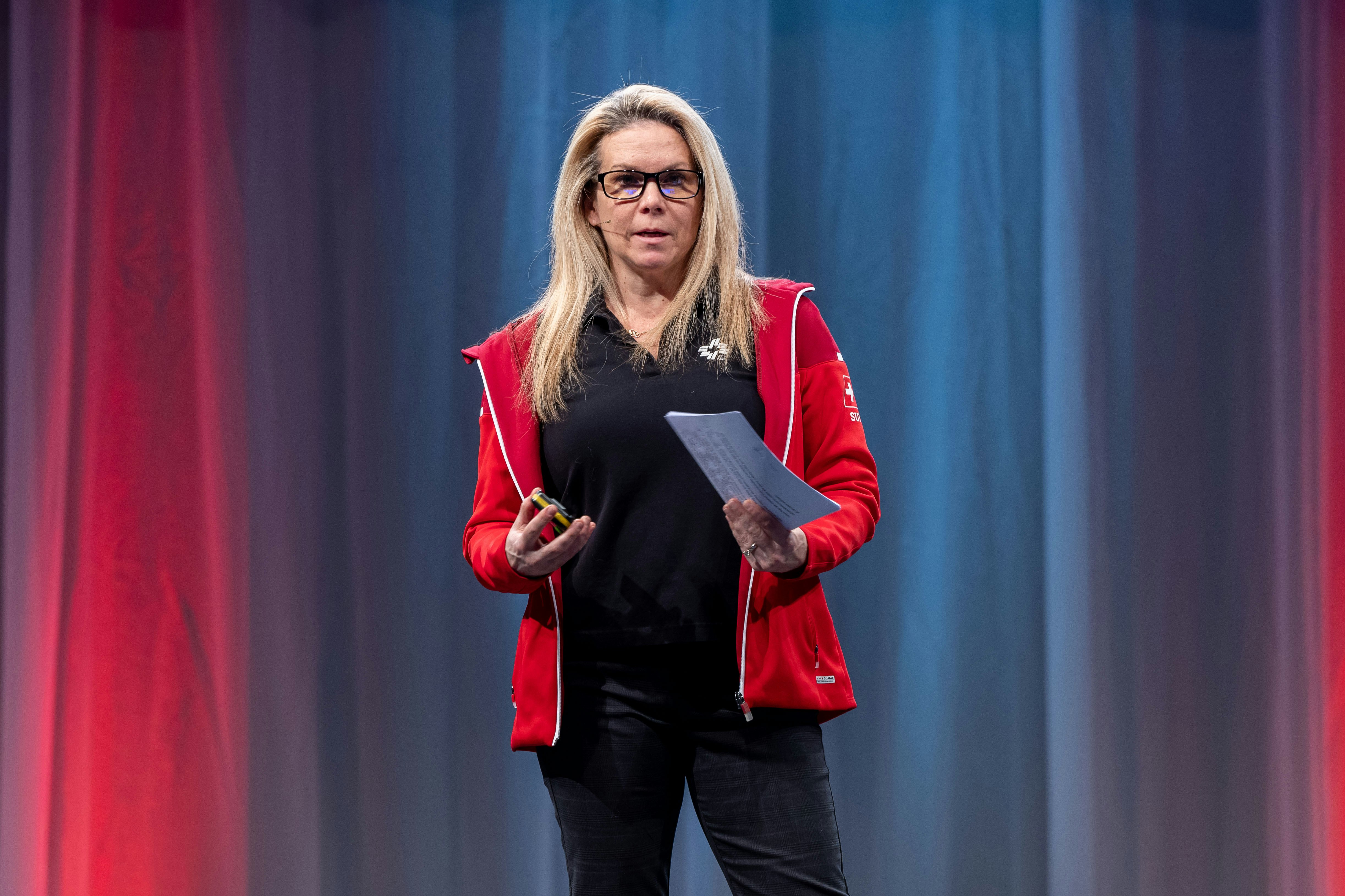 Kunstturn-Nationaltrainerin Wendy Bruce-Martin erklärt ihren Ansatz, wie sie die Kuntturnerinnen zu Höchstleistungen bringen will. Ihr sind dabei Wertschätzung und Freude wichtige Anliegen.
Foto: BASPO / Ueli Känzig