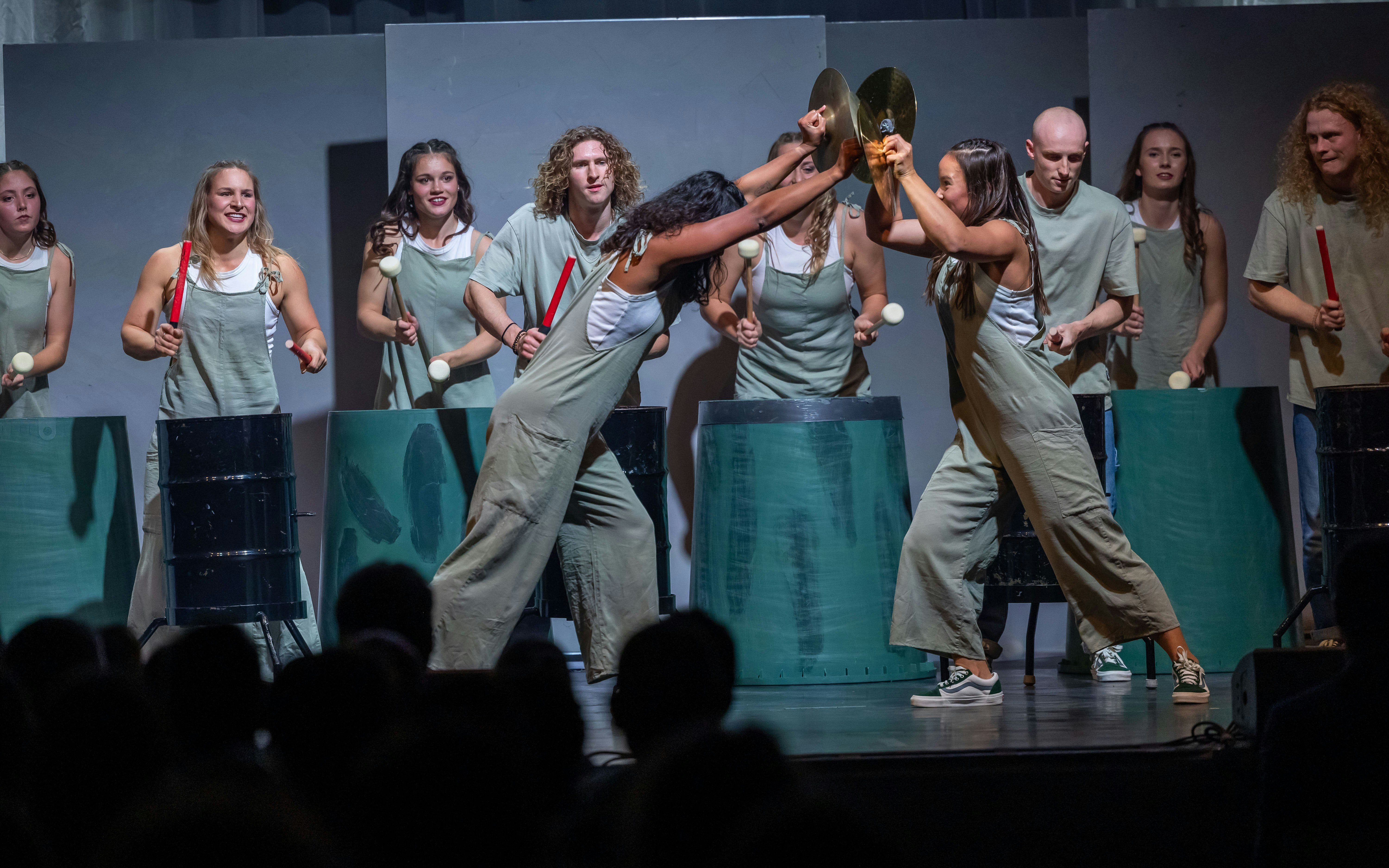 Art Performance: Bachelor-Studierende der Eidgenössischen Hochschule für Sport in Magglingen, präsentieren ihre mit Romano Carrara konzipierte Bühenshow. Foto: BASPO