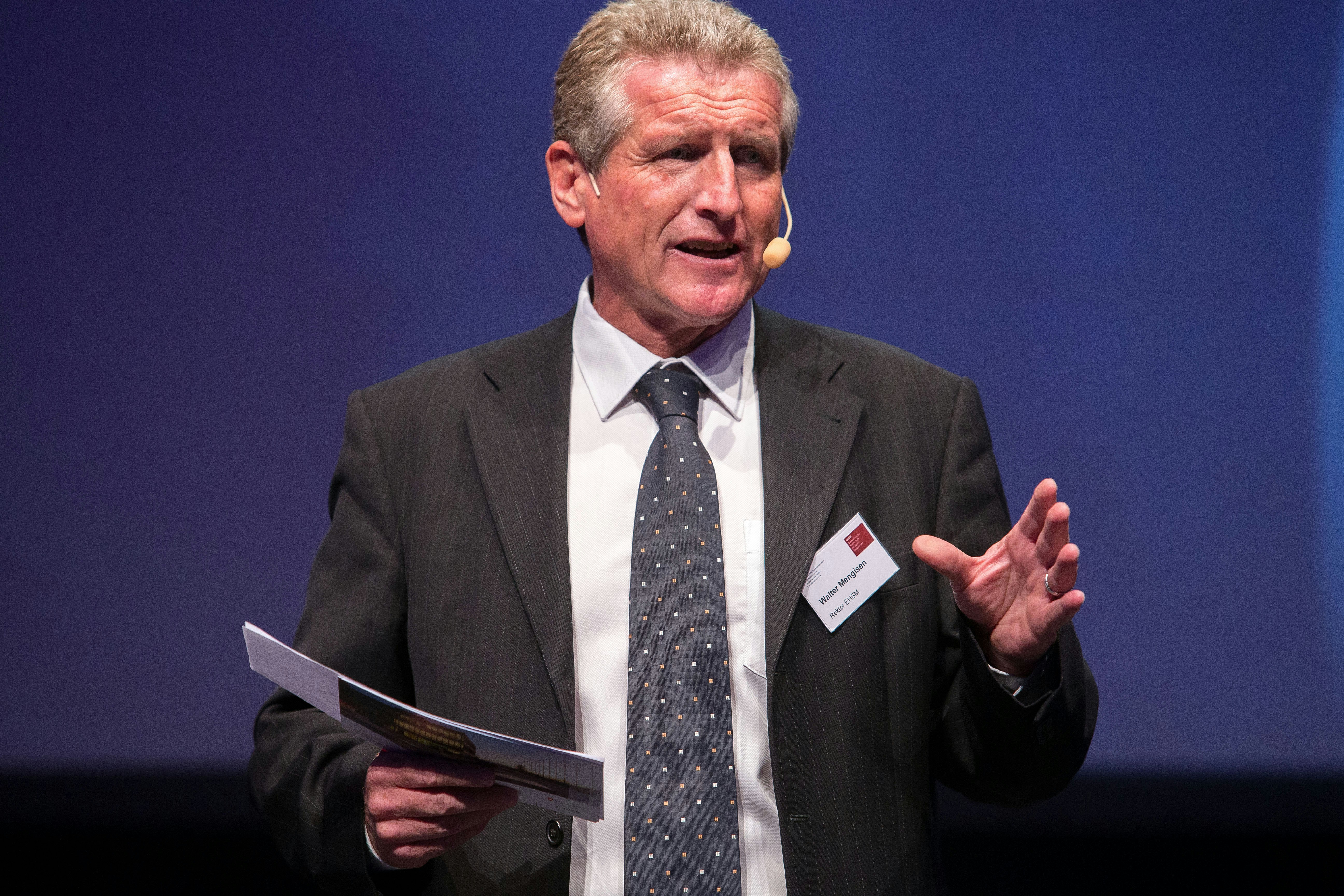 Walter Mengisen, Rektor der EHSM Magglingen begrüsst die Gäste der Diplomfeier. Foto: BASPO / Ueli Känzig