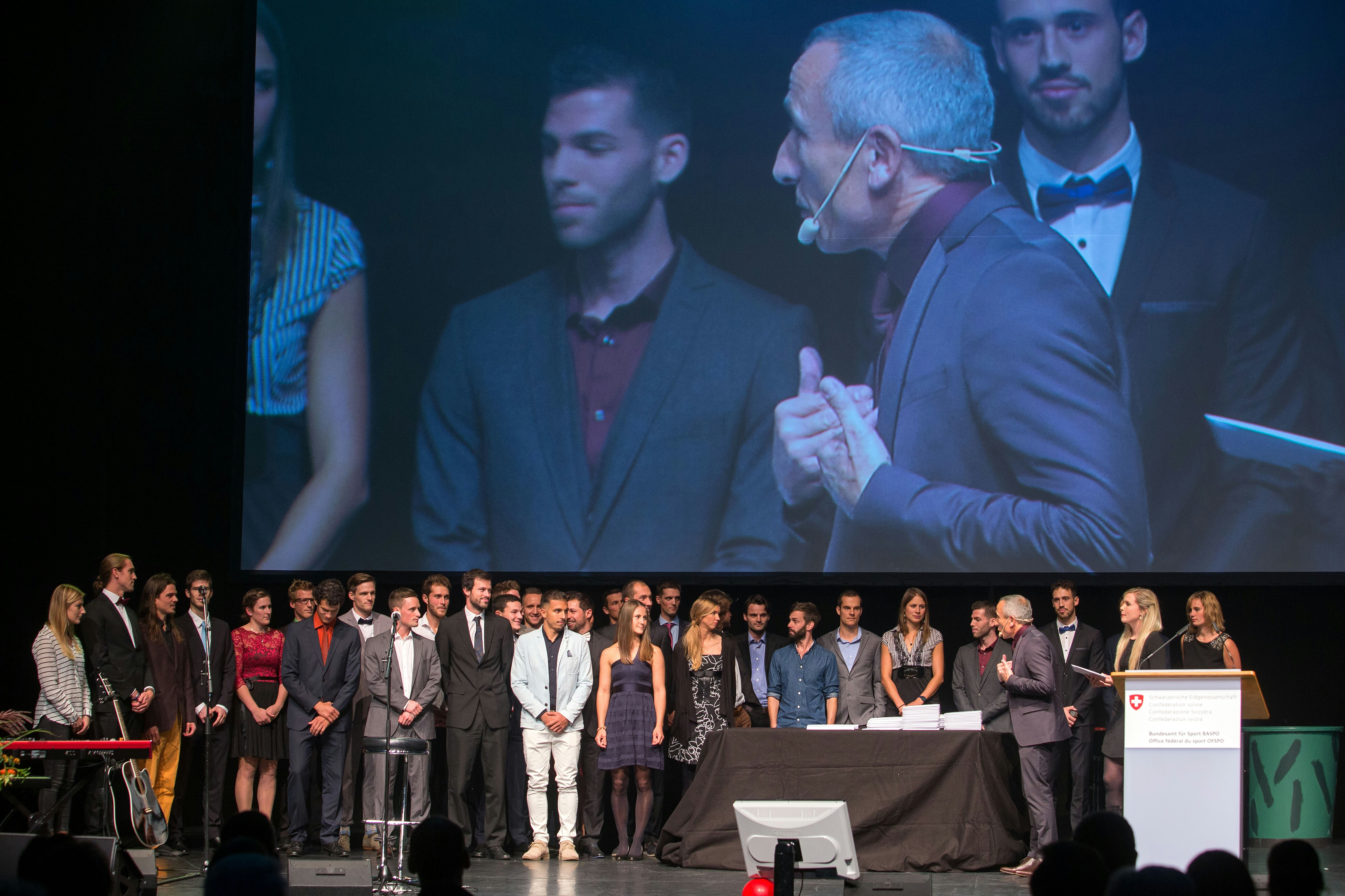 Martin Rytz, Leiter BSc der ESM Magglingen, überreicht den Abgängern die Diplome. Foto: BASPO / Ueli Känzig