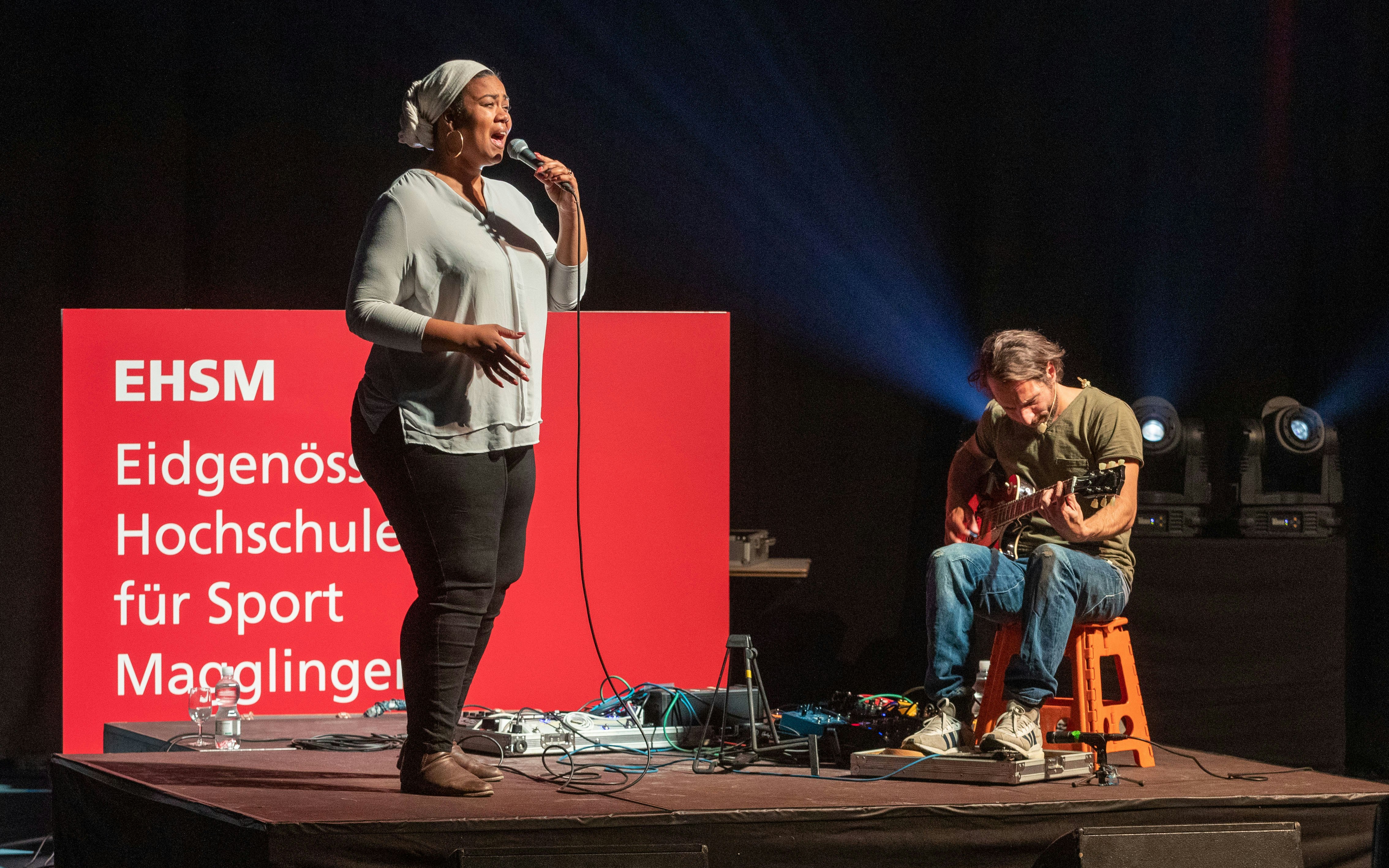 Irina Mossi begleitete die Feier mit ihrem Duo-Partner Jonas Zahnd als Irina &Jones musikalisch.
Foto: BASPO / Ueli Känzig