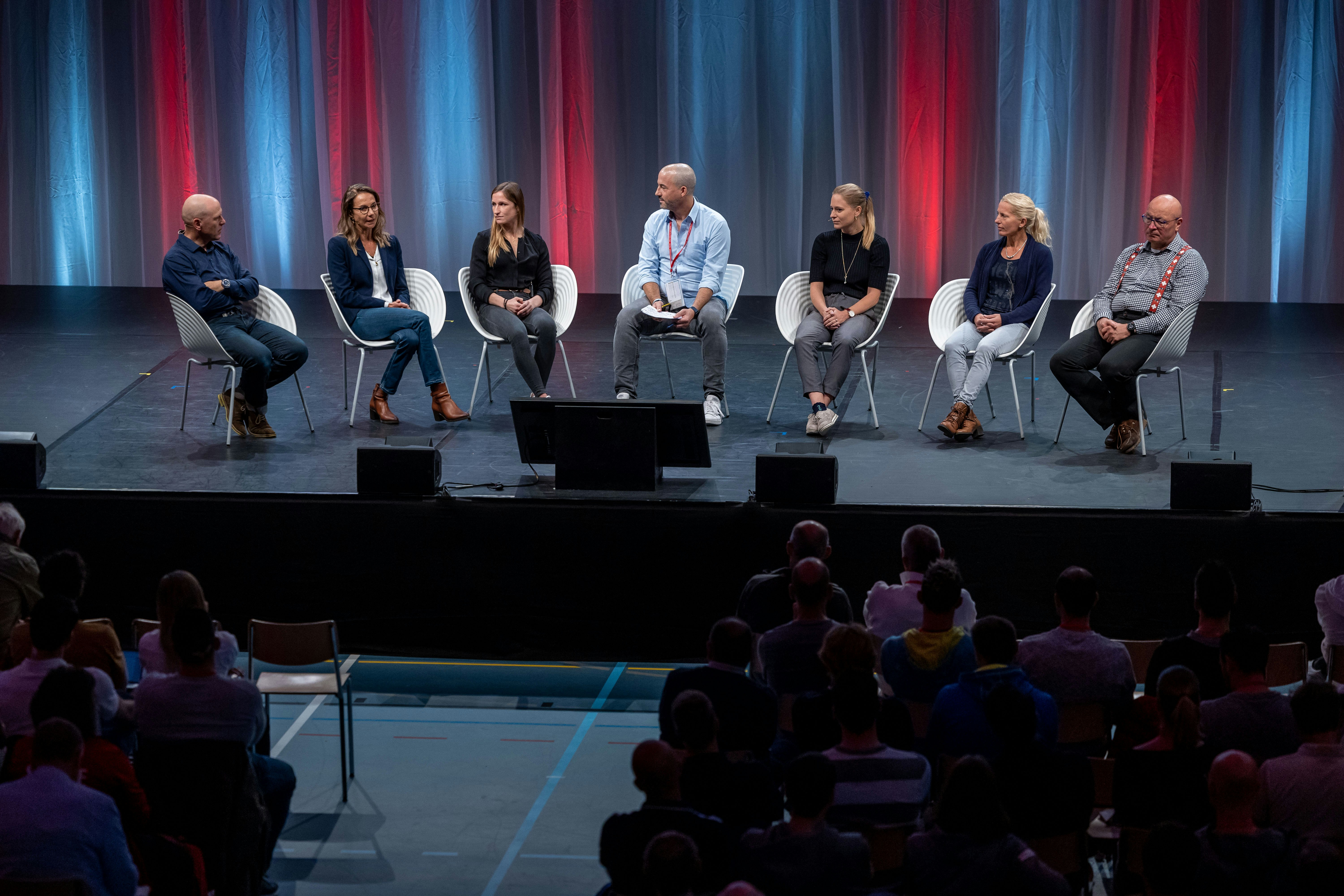 Podiumsgespräch mit Athleti/nnen und Trainer/innen zum Thema "Was zeichnet erfolgreiche Trainerinnen und Trainer aus?" (von links) Didier Cuche (Ski Alpin), Regula Späni, Fabienne Kocher (Judo), Moderator Philipp Schütz, Martina van Berkel (Schwimmsport), Monika Kurath (Judo) und Patrick Magyar (Leichtathletik).
Foto: BASPO / Ueli Känzig