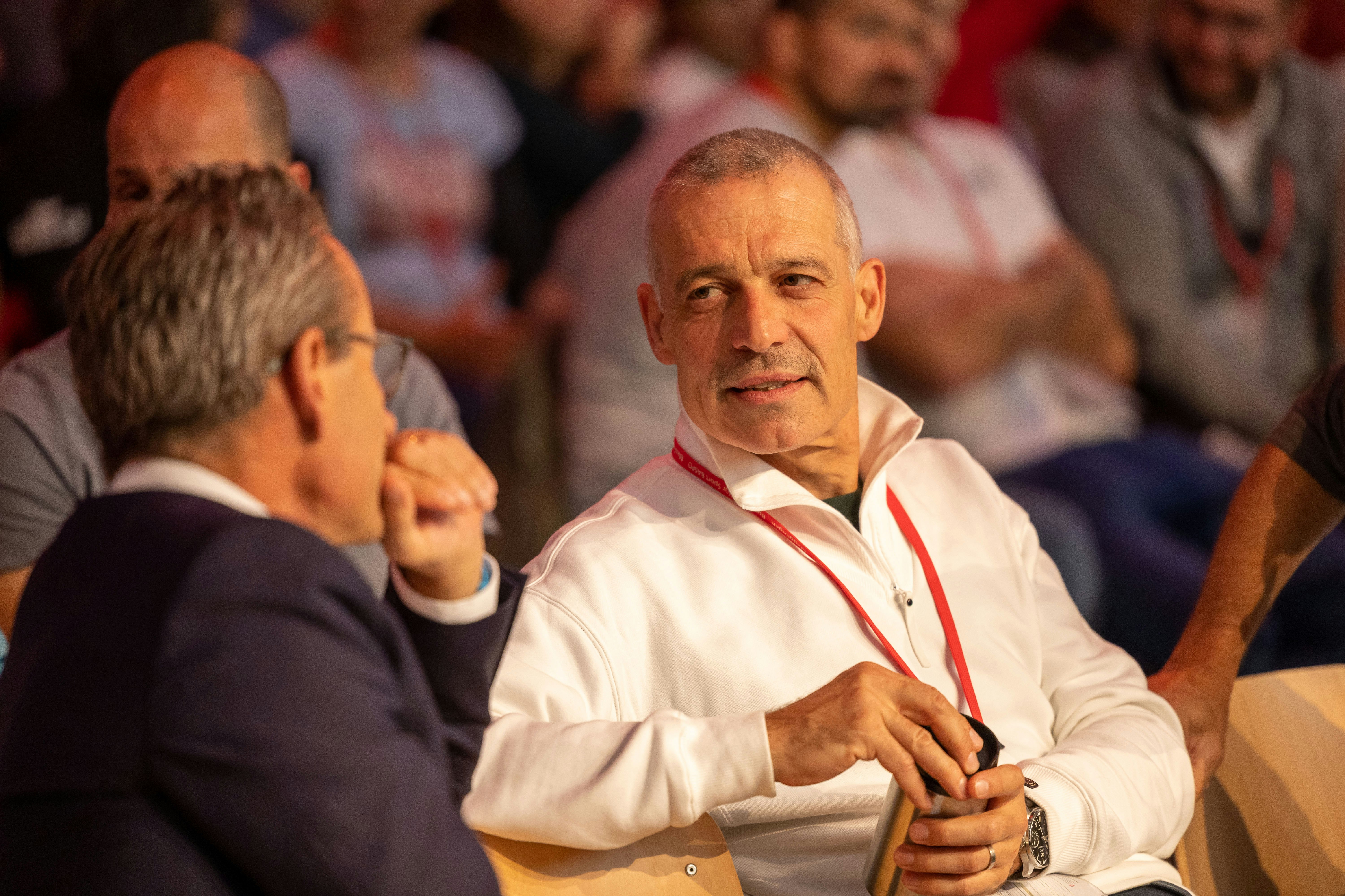 Diskussionen unter den Teilnehmenden der MTT 2022 zum Thema "Erfolg, aber zu welchem Preis?"
Foto: BASPO / Ueli Känzig