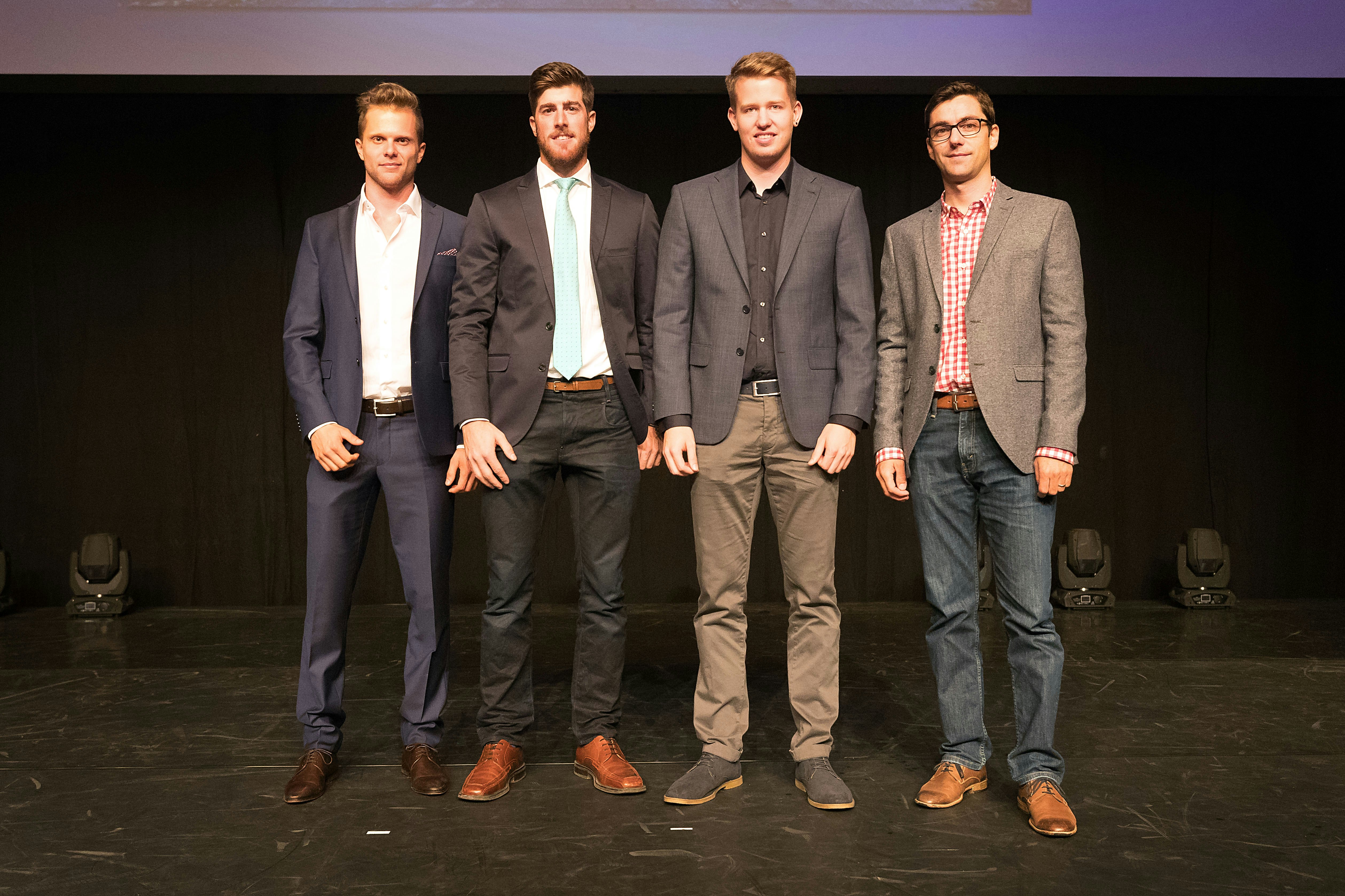 Sie haben die besten Bachelorarbeiten geschrieben: von links, Nicolas Walser (3. Rang, Roman Brühwiler (1. Rang), Nicolai Muff (2. Rang) mit Dr. Thomas Wyss, Verantwortlicher EHSM für wissenschaftliche Arbeiten. Foto: BASPO / Ueli Känzig