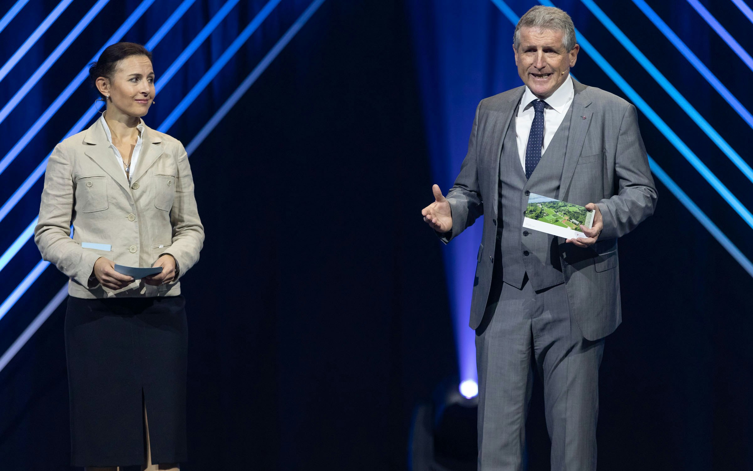 Carolina Oggenfuss und Walter Mengisen führten durch das Programm.
Foto: BASPO / Ueli Känzig