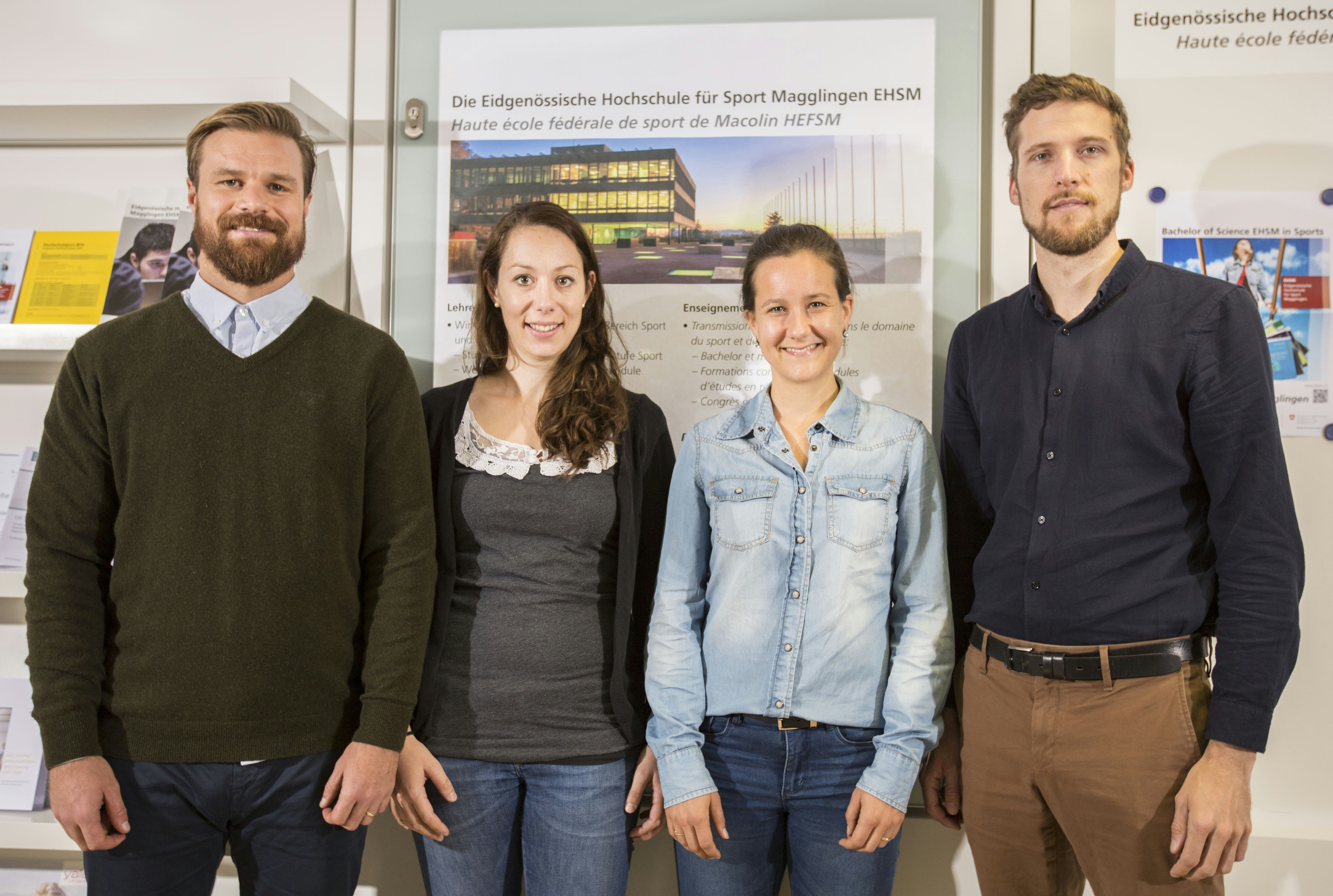 Die Doktor-Absolventen 2017 vor dem EHSM-Plakat im Gang des Hochschul Hauptgebäudes.
Foto: BASPO / Julian Käser