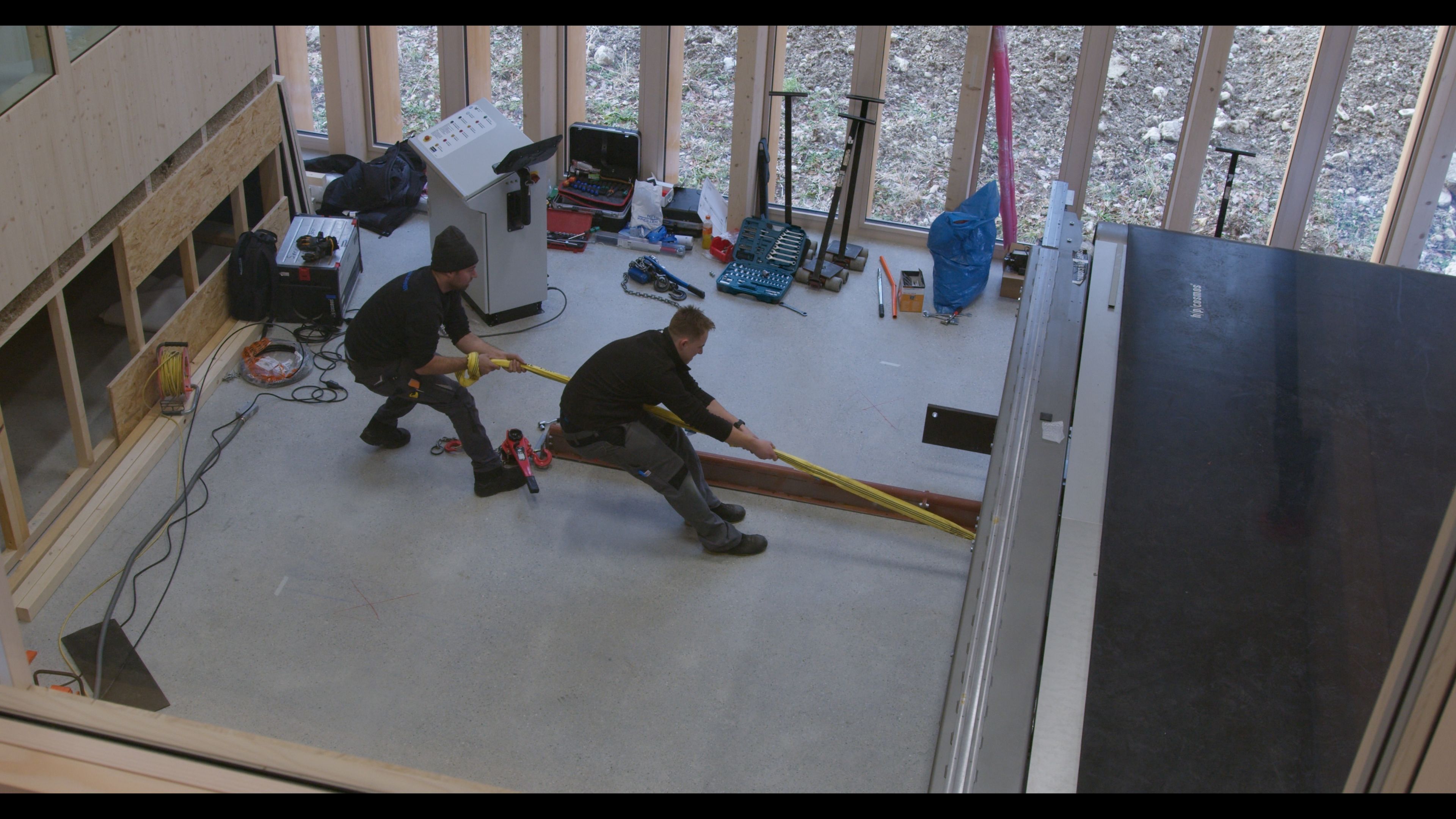 Die Lieferung des Laufbands The Beast für die Ausdauertests des EHSM-Bereichs "Leistungssport" benötigte schwere Maschinen. 