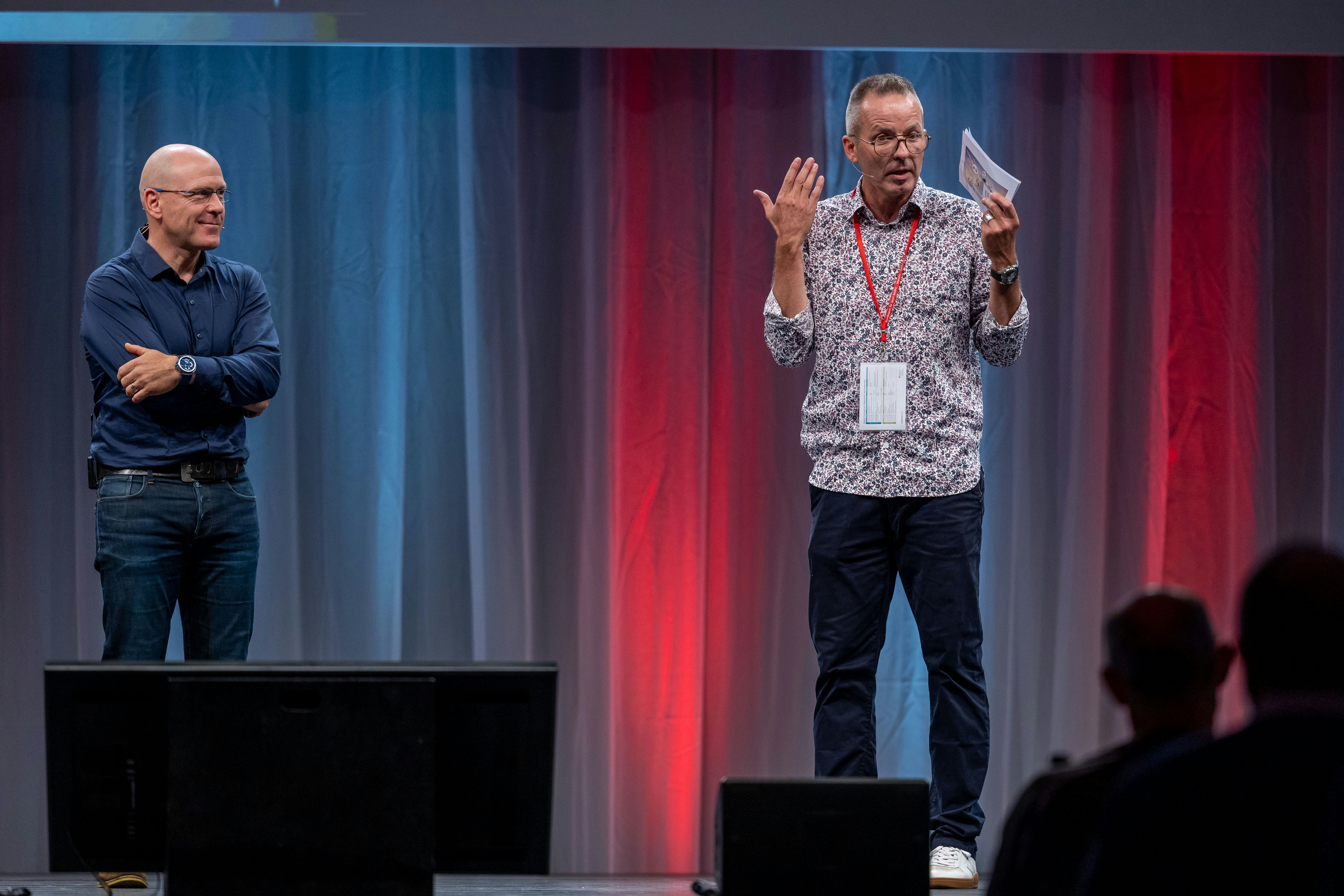 Iwan Schuwey (Trainerbildung Schweiz) präsentiert den Zuschauern den ehemaligen Spitzenskifahrer Didier Cuche. 
Foto: BASPO / Ueli Känzig