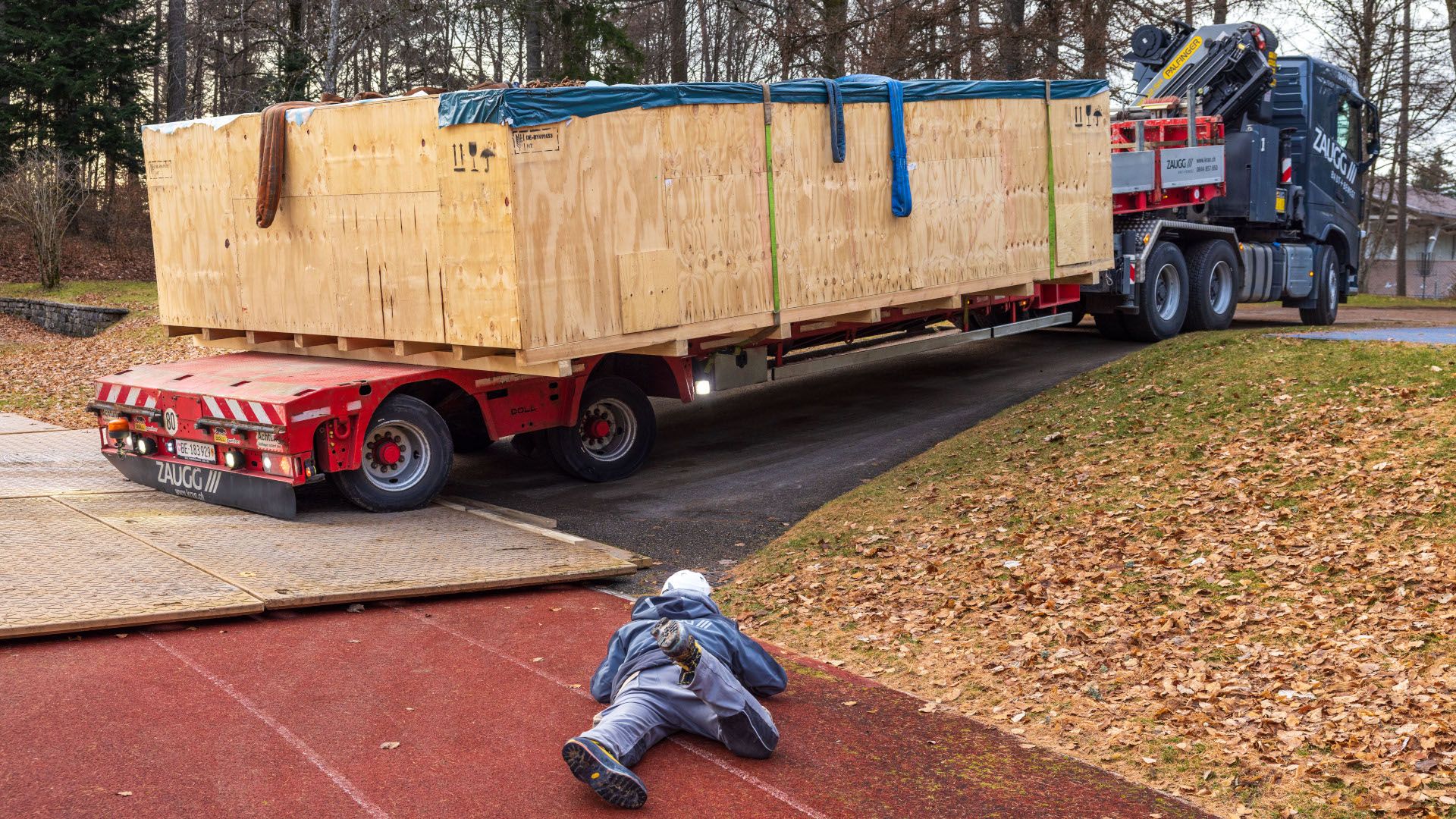 Die Lieferung des Laufbands The Beast für die Ausdauertests des EHSM-Bereichs "Leistungssport" benötigte schwere Maschinen. 