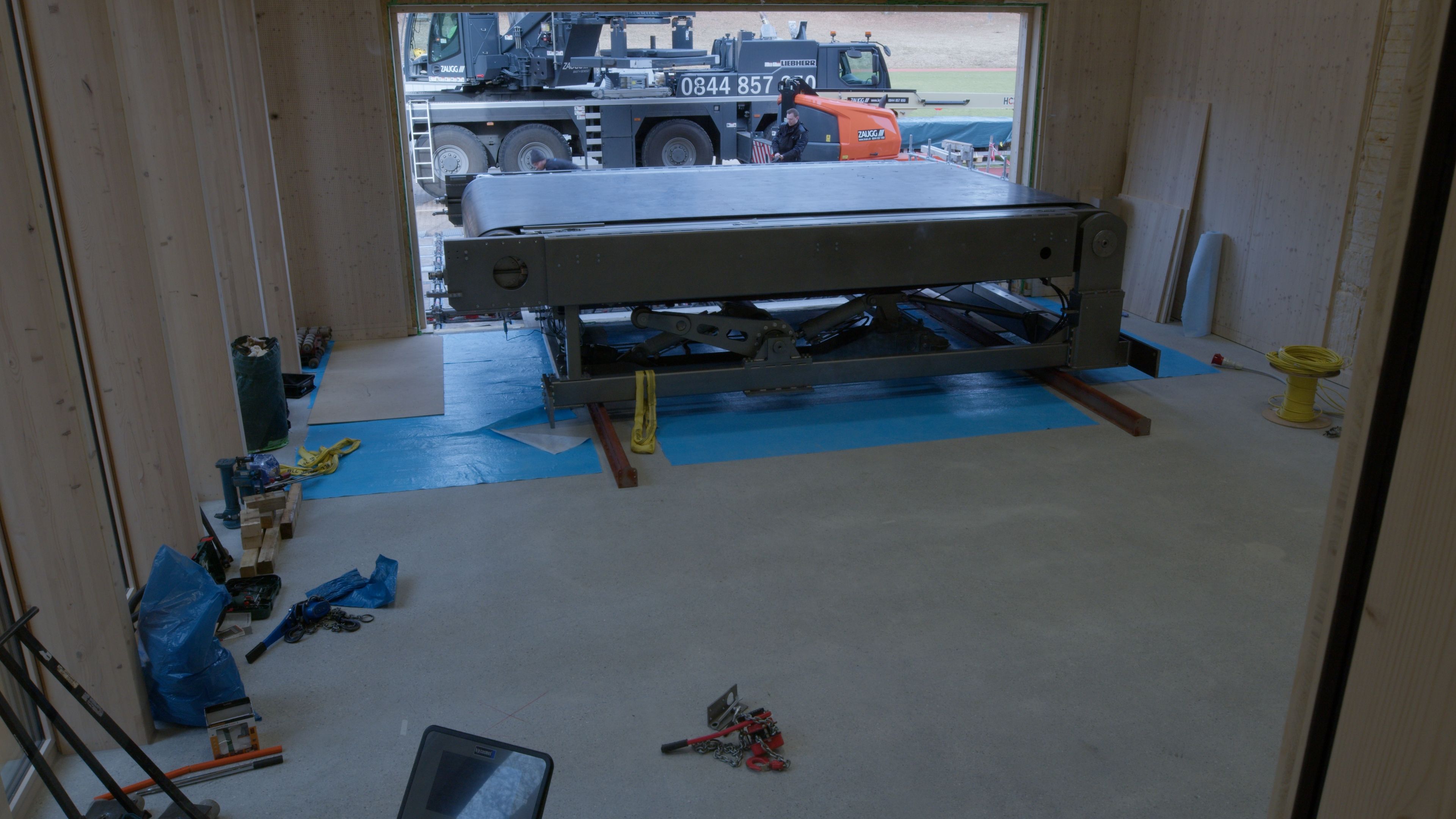 Die Lieferung des Laufbands The Beast für die Ausdauertests des EHSM-Bereichs "Leistungssport" benötigte schwere Maschinen. 