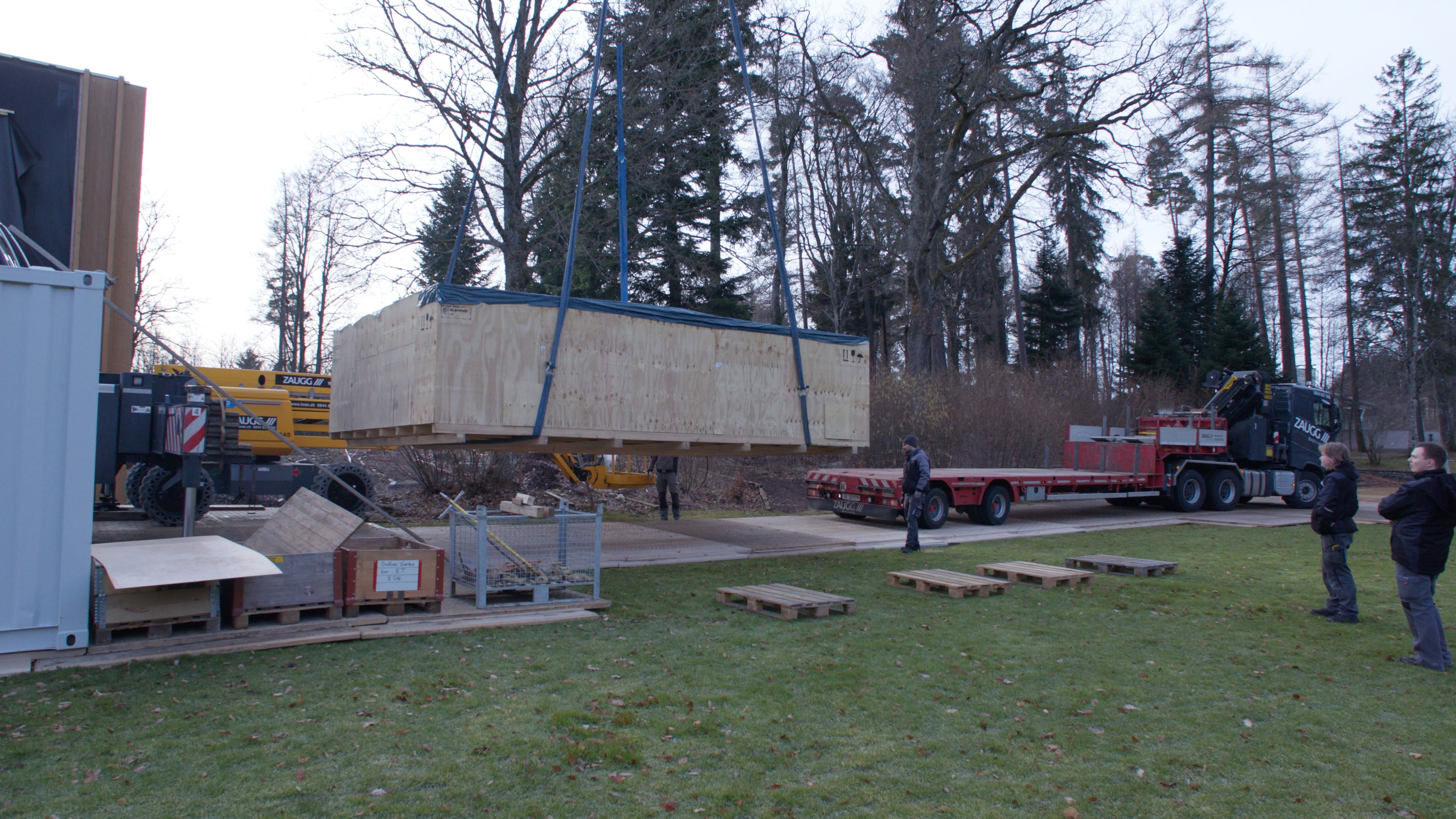 Die Lieferung des Laufbands The Beast für die Ausdauertests des EHSM-Bereichs "Leistungssport" benötigte schwere Maschinen. 