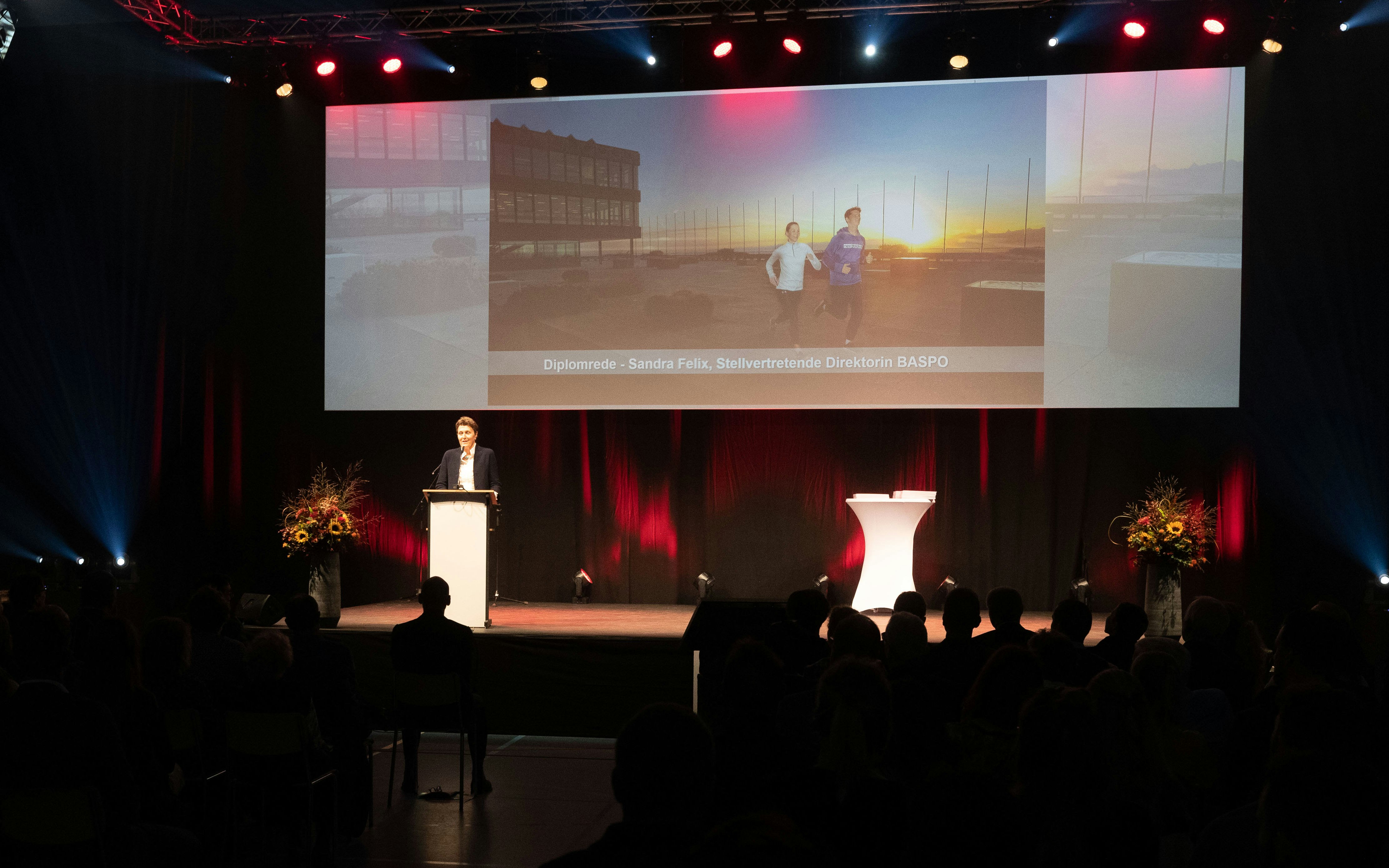 Sandra Felix, Stv. Direktorin BASPO, hilt die Hauptrede des Abends. Sie ermunterte die Absolventen ihren eigenen Weg zu wagen.
Foto: BASPO / Ueli Känzig