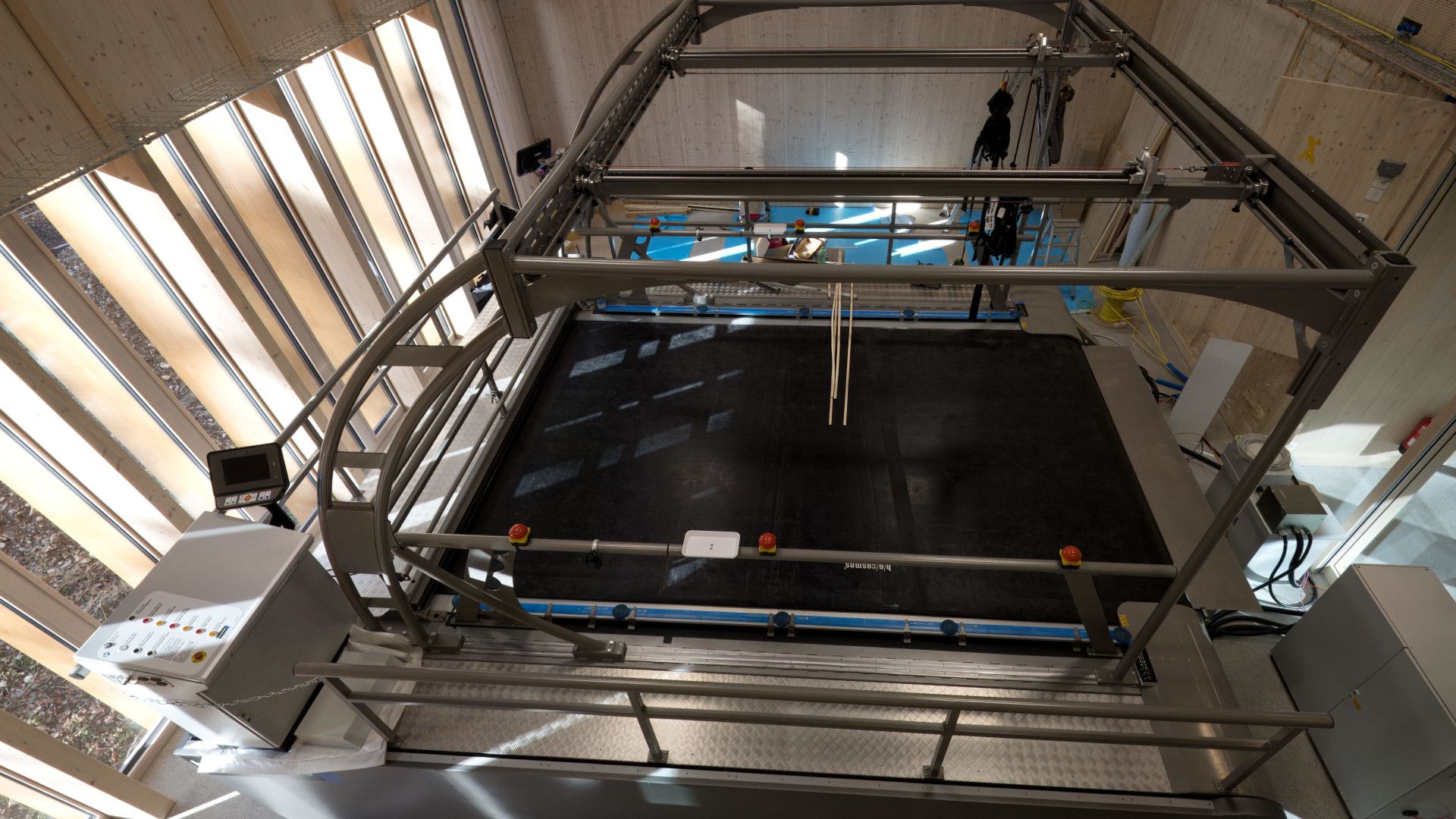 Die Lieferung des Laufbands The Beast für die Ausdauertests des EHSM-Bereichs "Leistungssport" benötigte schwere Maschinen. 