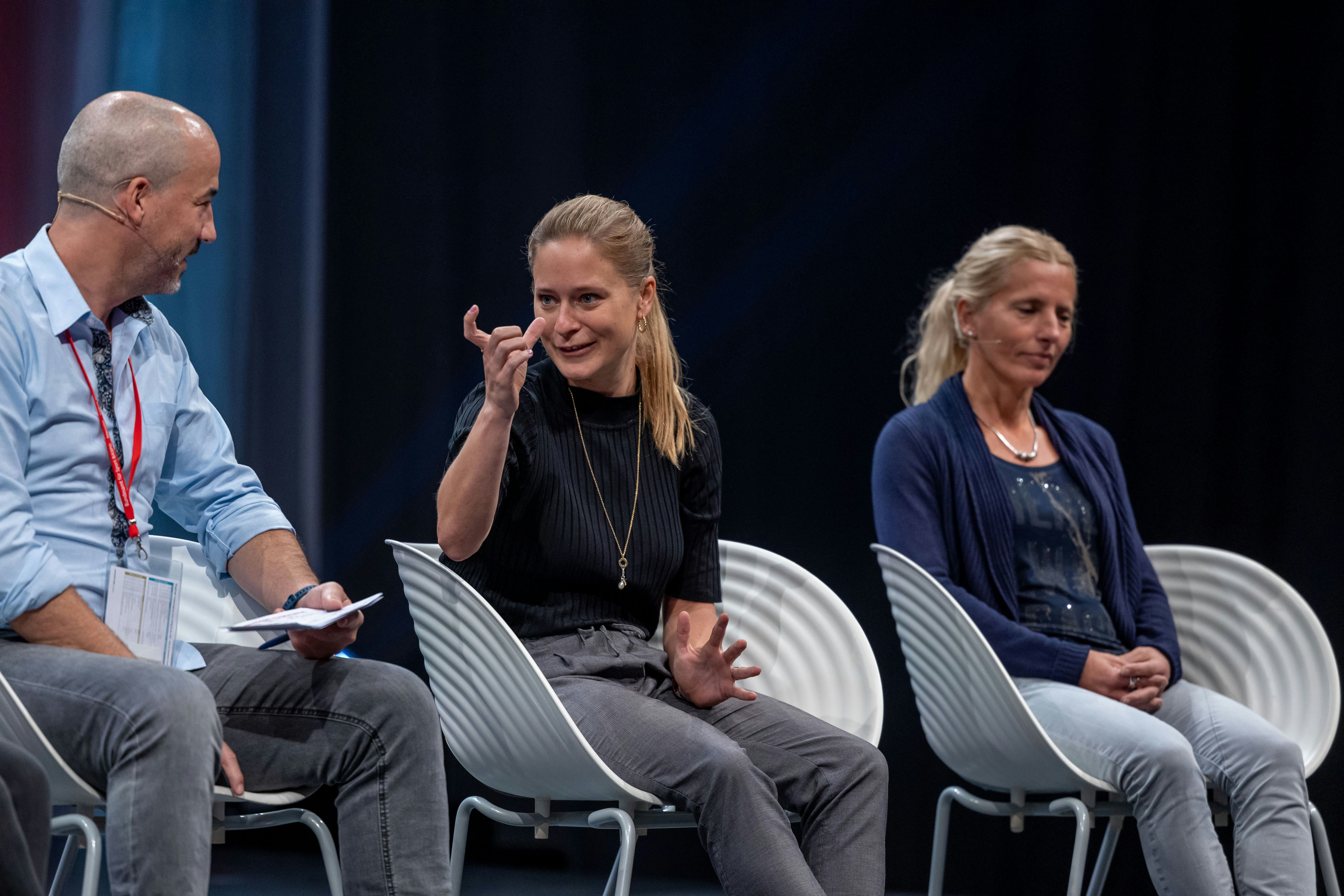 Podiumsgespräch mit Athleti/nnen und Trainer/innen zum Thema "Was zeichnet erfolgreiche Trainerinnen und Trainer aus?" (von links) Philipp Schütz, Martina van Berkel (Schwimmsport) und Monika Kurath (Judo).
Foto: BASPO / Ueli Känzig