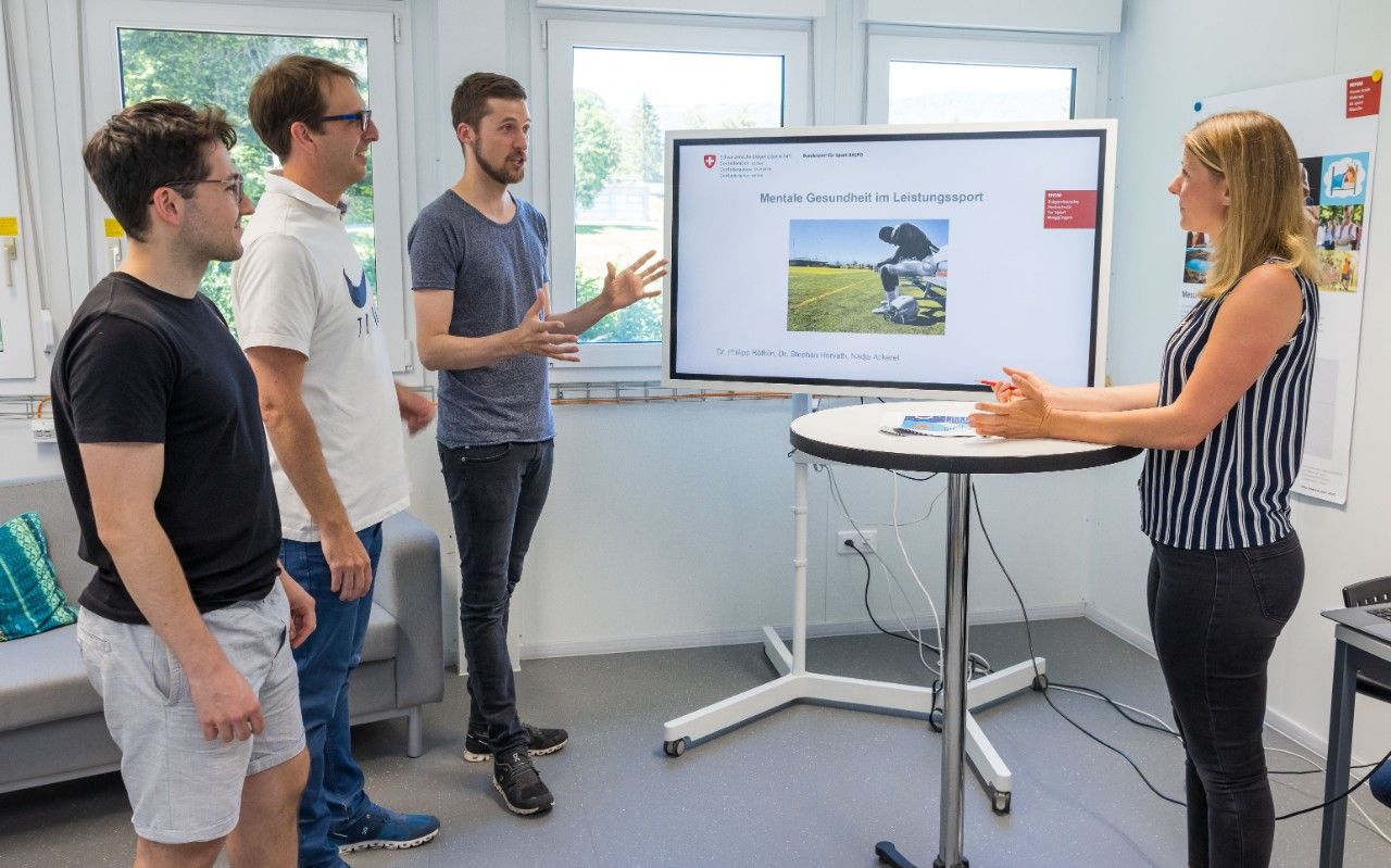 (von links): Lucas Schlegel, Stephan Horvath und Philipp Röthlin diskutieren mit Nadja Ackeret die Ergebnisse einer Studie über die mentale Gesundheit im Leistiungssport.