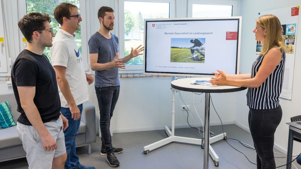(von links): Lucas Schlegel, Stephan Horvath und Philipp Röthlin diskutieren mit Nadja Ackeret die Ergebnisse einer Studie über die mentale Gesundheit im Leistiungssport.