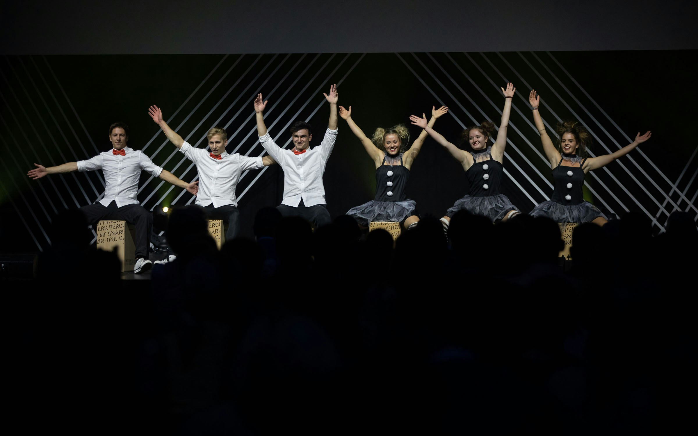 Auftritt von Art Performance: Studierende der EHSM, die Tanz und Akrobatik vermischen. Foto: BASPO