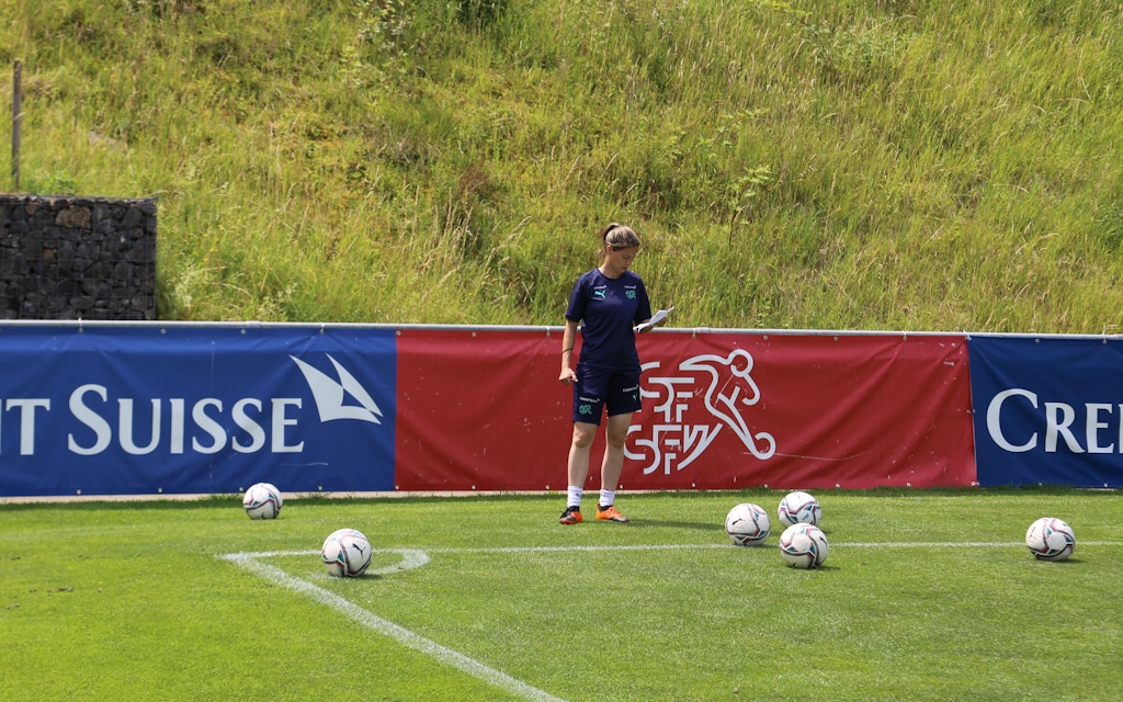 Marisa Wunderlin als Trainerin der Frauen Fussball Nati bei der EM Vorbereitung 2022