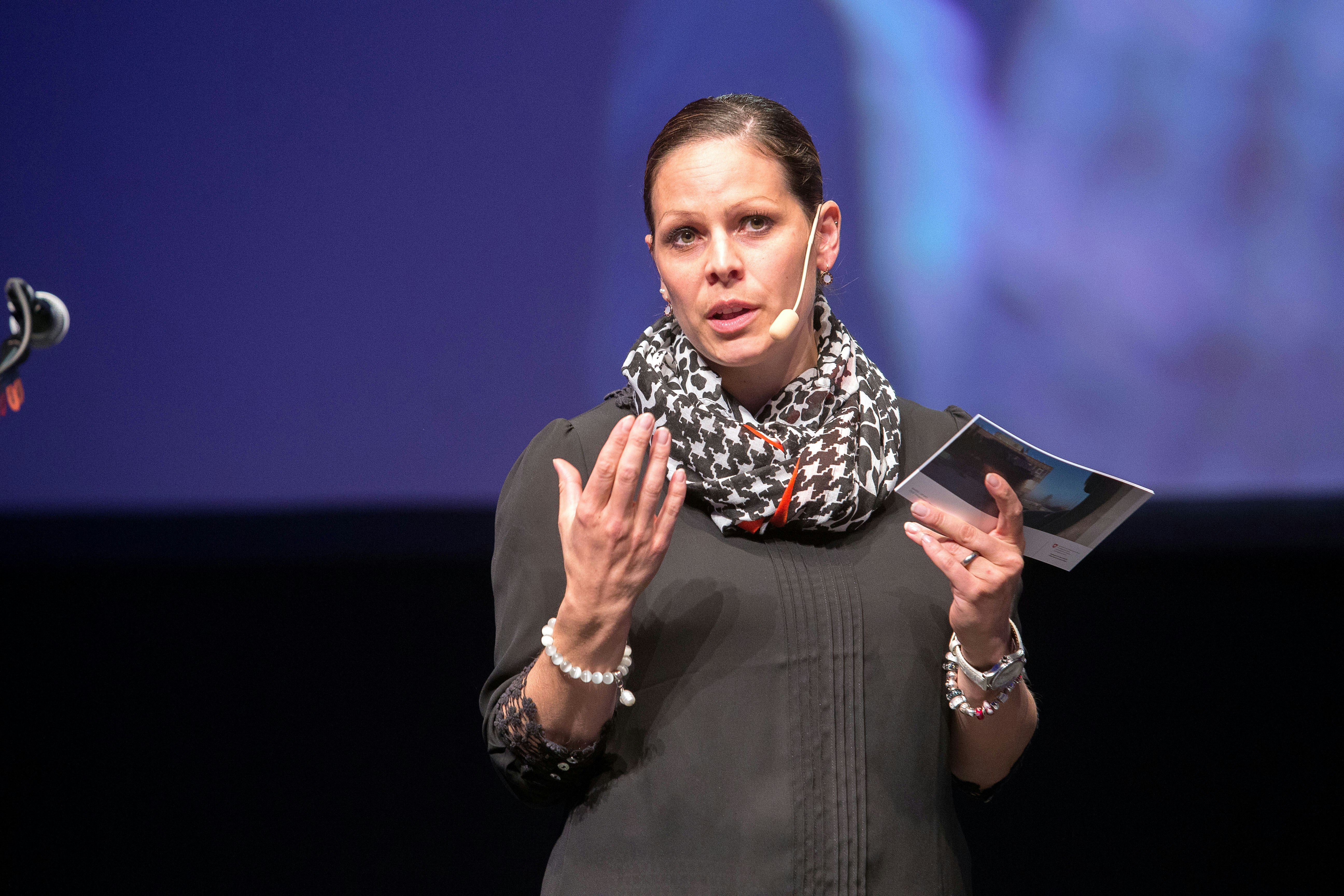 Ophelia Dysli-Jeanneret führte mit Walter Mengisen durch den Anlass. Foto: BASPO / Ueli Känzig