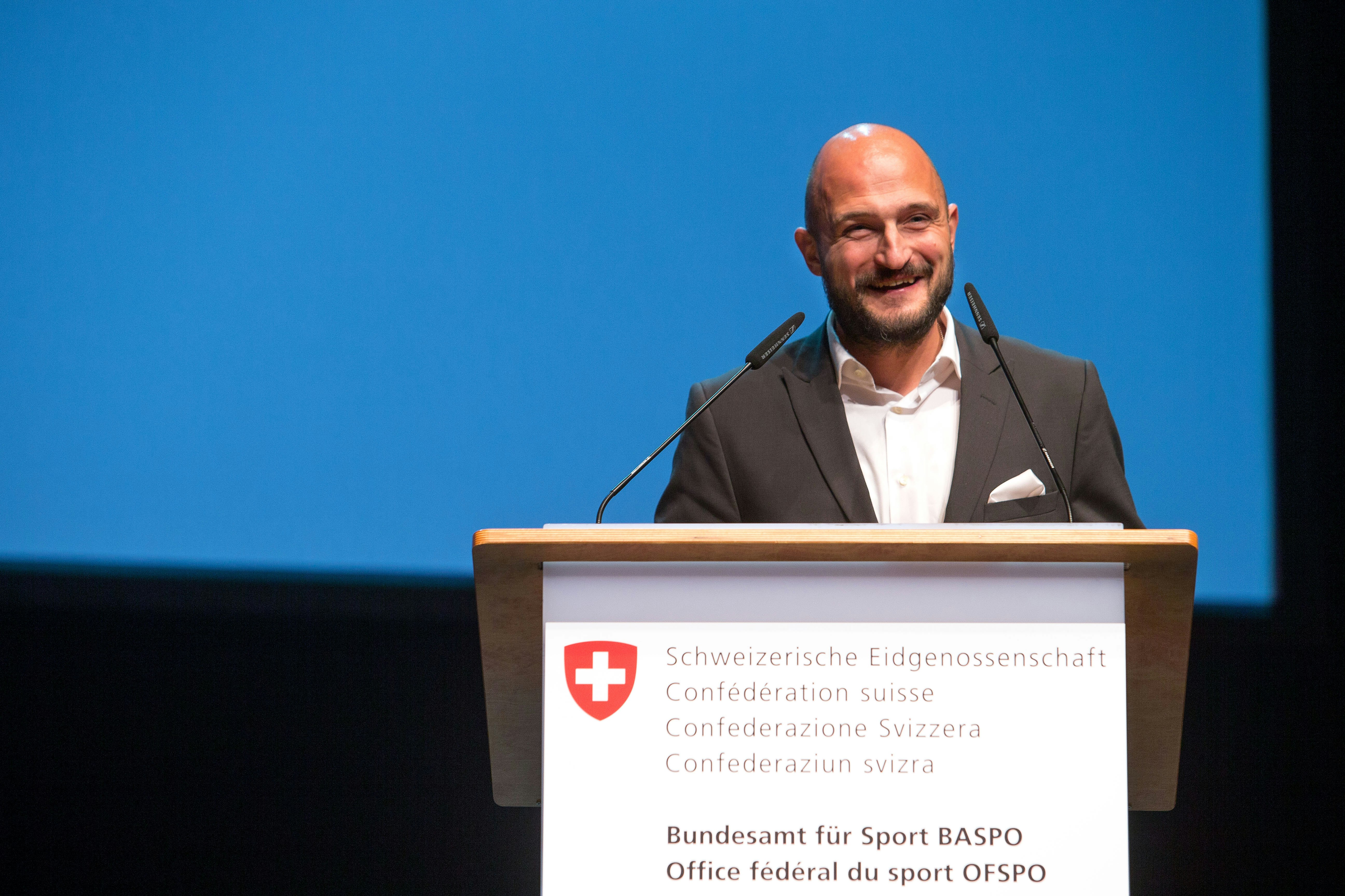 Dominik Müller, MSc-Abgänger mit der am höchsten bewerteten Abschlussarbeit im Bereich Spitzensport, präsentiert seine Arbeit. Foto: BASPO / Ueli Känzig