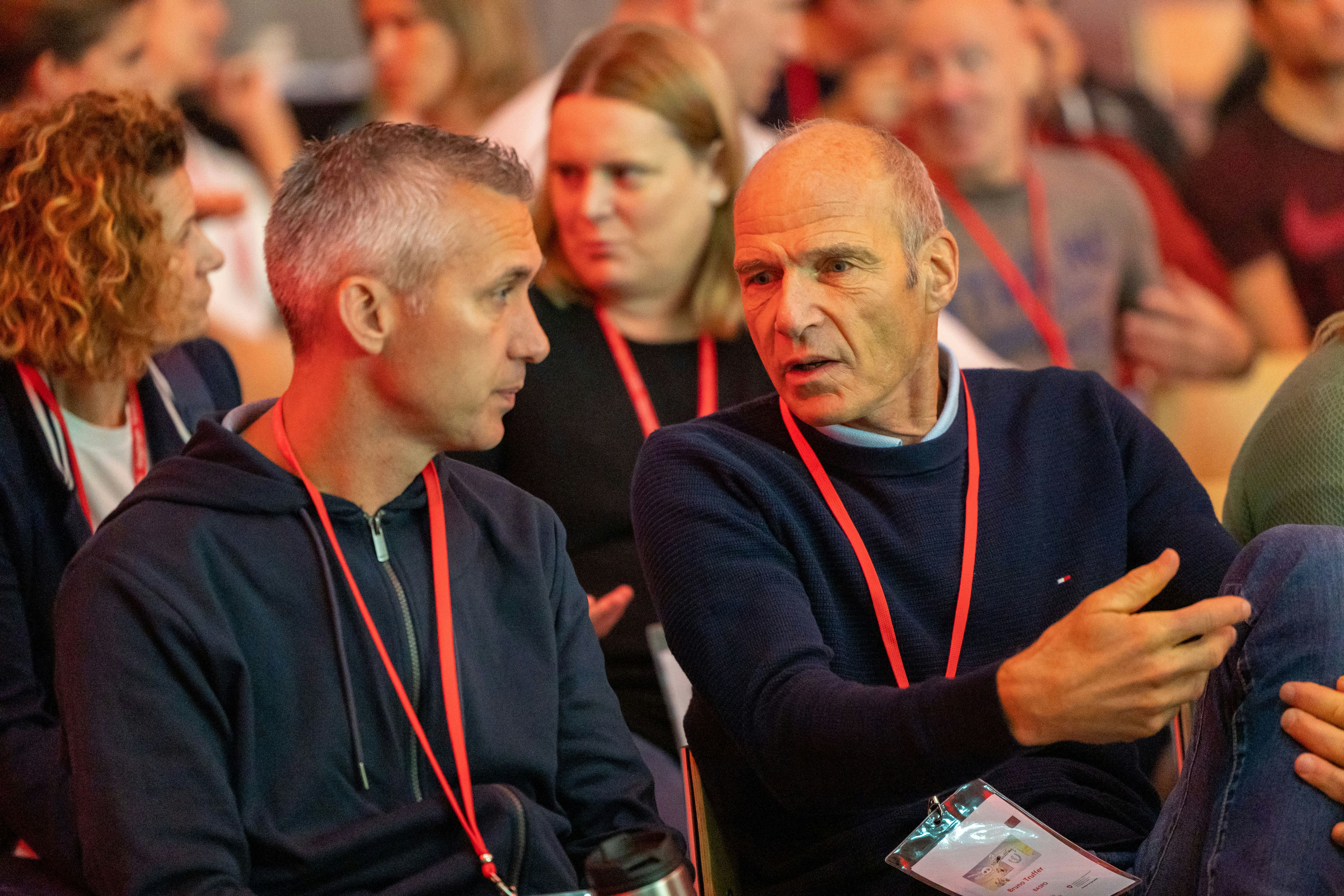 Diskussionen unter den Teilnehmenden der MTT 2022 zum Thema "Erfolg, aber zu welchem Preis?"
Foto: BASPO / Ueli Känzig