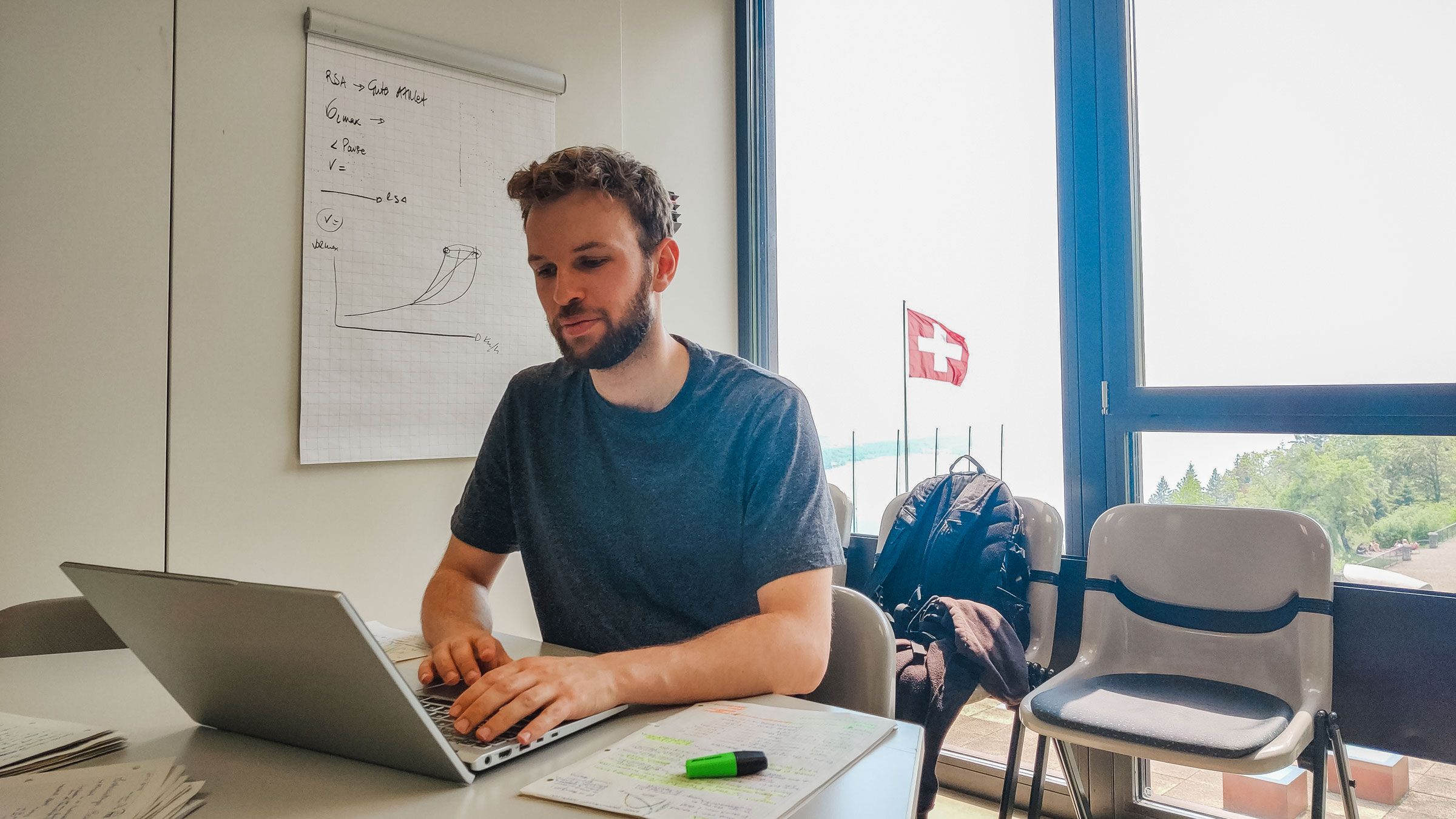 Ein Masterstudent sitzt am Schreibtisch.