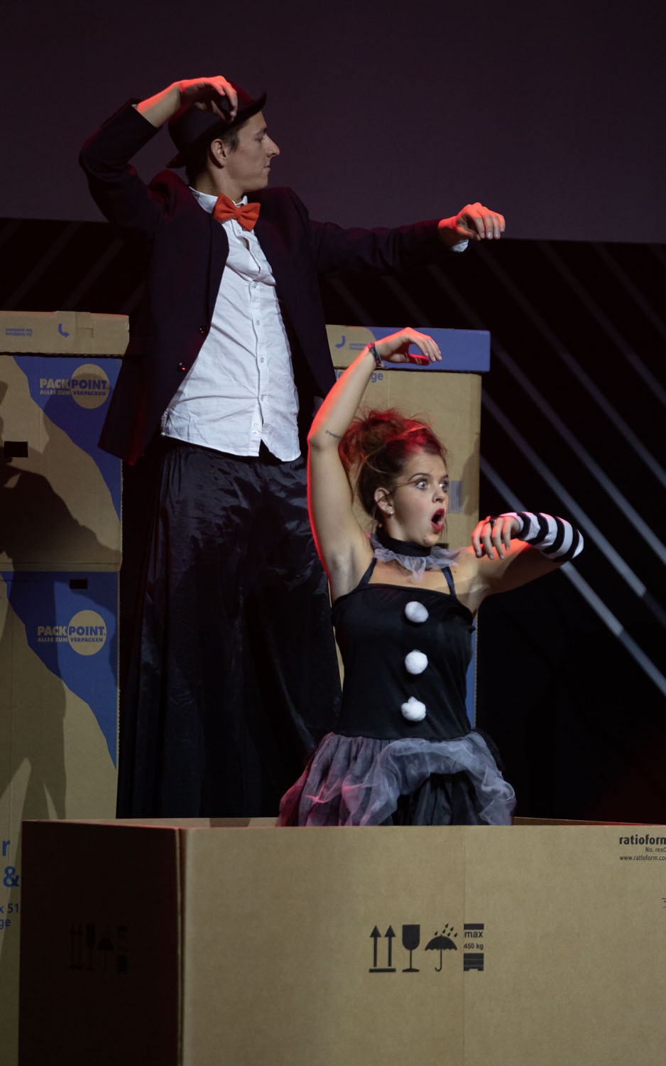 Auftritt von Art Performance, Studierende der EHSM, die Tanz und Akrobatik vermischen.
Foto: BASPO / Ueli Känzig